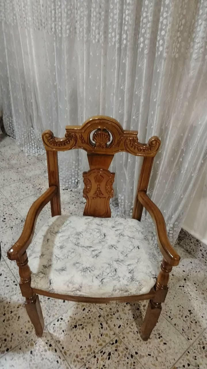 غرفه نوم عراقي مستعمله شيء قليل خشب ثقيل قبل شهرين نفصلها بثلاث ملايين واريده بمليونين ورقم تلفوني ***********
