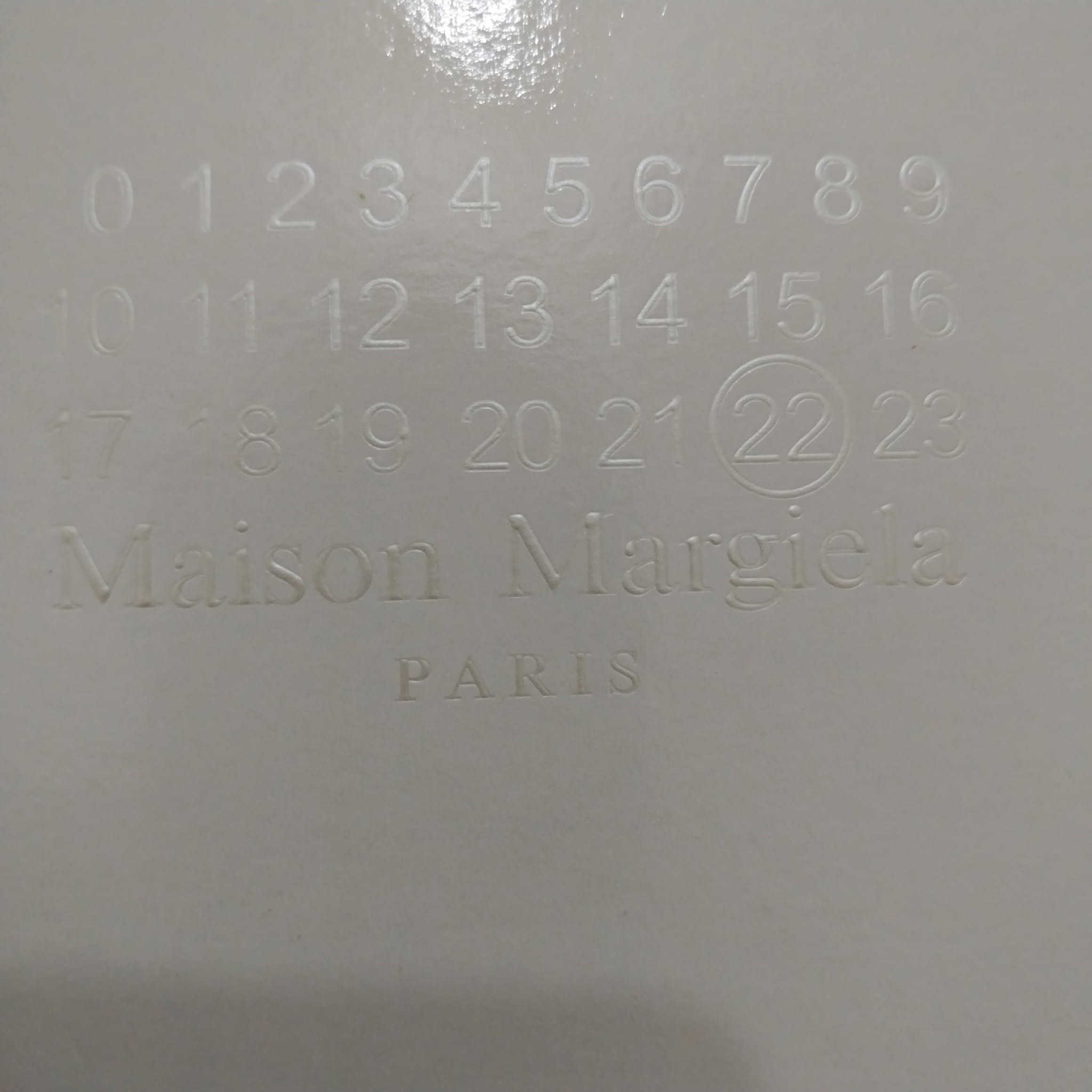 للبيع: حذاء ماركة ميزون مارجيلا (Maison Margiela Tabi) أصلي وجديد
✨ فرصة مميزة! حذاء فاخر أصلي بتصميم فريد وعصري، جديد كلياً لم يُستخدم وبحزمته الأصلية.
المواصفات:
 * الماركة: ميزون مارجيلا (Maison Margiela)
 * الموديل: تابي سكاربي باسي (Tabi Scarpe Basse)
 * اللون: جملي / بني فاتح
 * المقاس: 38 أوروبي
 * الحالة: جديد تماماً (مع الصندوق الأصلي)
 * السعر الأصلي على الصندوق: 490 يورو
💬 للاستفسار وتفاصيل السعر أو الشراء، يرجى التواصل على الخاص.
*********** واتساب
