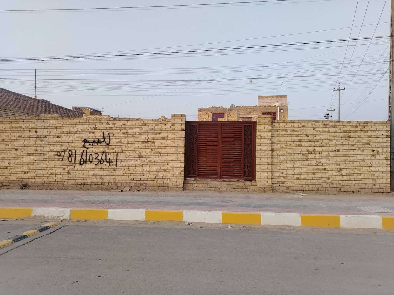 خلف المحكمه • ٥٥٥م • بالطابو