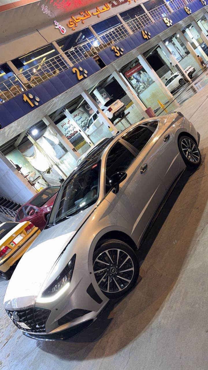 سوناتا موديل 2023 لمتدد أعلى فئه
ماشيه 16 الف ميل سياره بعدها جديده وأخت الزيرو وما ناقصها برغي بعدها بحاله الوكال السياره حادثها جاملغ امامي وجاملغ خلفي وربع التكم صبغ طايح عليها شجره والبنيد بيها جم خسفه ضال على وضعه اثر تحميل بدون رقم بعدها ما مرقمه تترقم جميع المحافظات السعر 148 وبيها مجال بسيط جداً المو شراي لا يتعبني اخوان سعرها جداً جداً مناسب شوفو خواتها ببيش وانا خادم للشراي مكاني بصره الجنينه 
*********** البصرة, العراق
