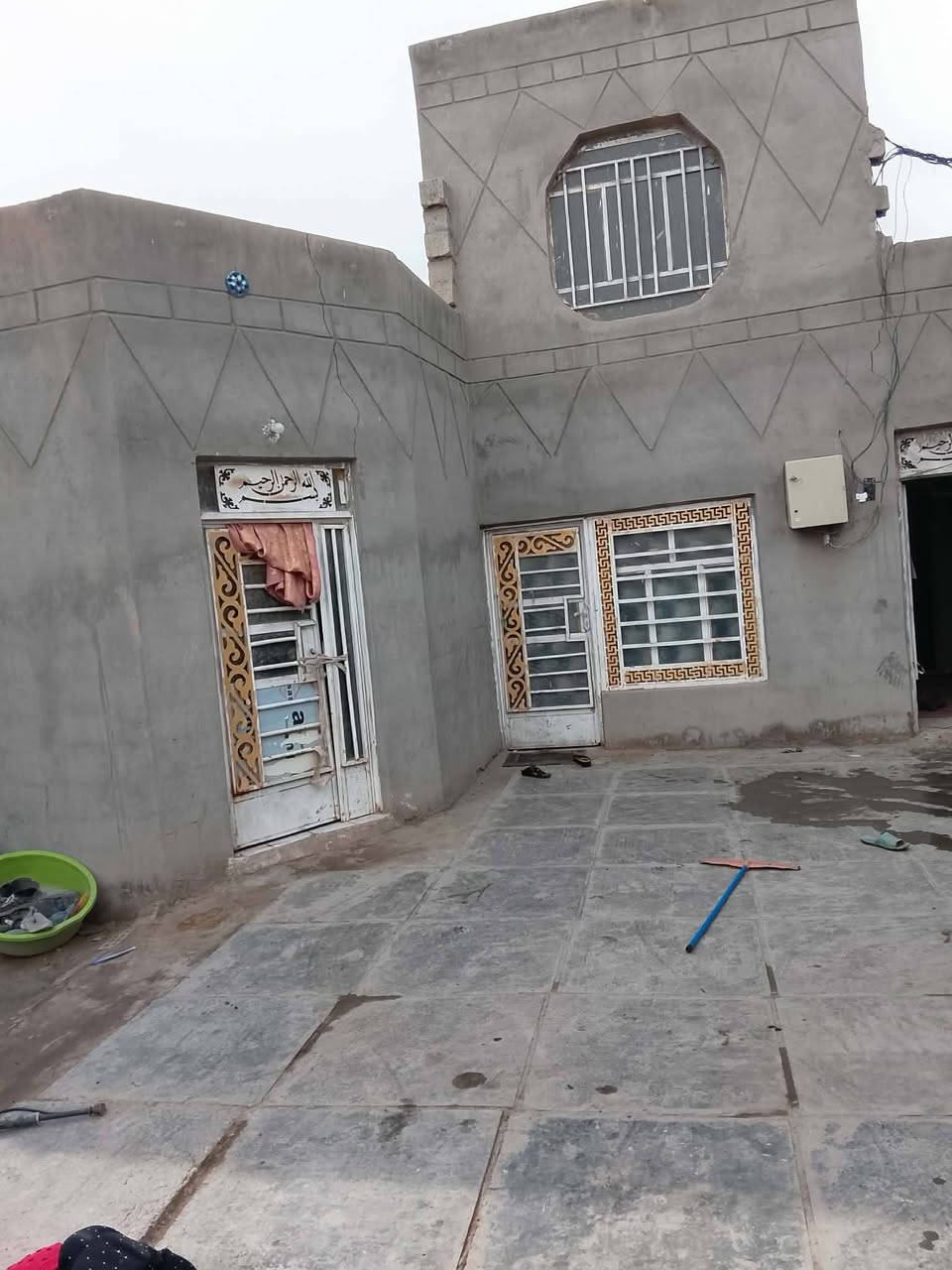 سلام عليكم إخوان بيت رزاعي للبيع في ناحيه نفر حي الموظفين  البيت جاهز للسكن السعر 35 مساحته 350م 
***********
