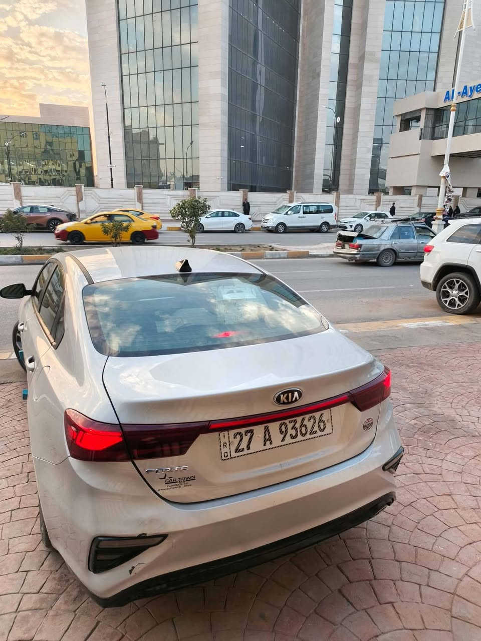 السلام عليكم
فورتي مديل 19 وارد امريكي 
مكينه 2000 دوش 
كير cvt   مكينه كير تبريد حداديه خير من الله 
ماشيه ٨٥ 
سياره بيها جاملغ وبنيد مبدلات 
وبيها باب السايق مصبوغ 

للمراوس فقط ب فورتي او النترا او كورلا جديده
رقم الهاتف ***********
