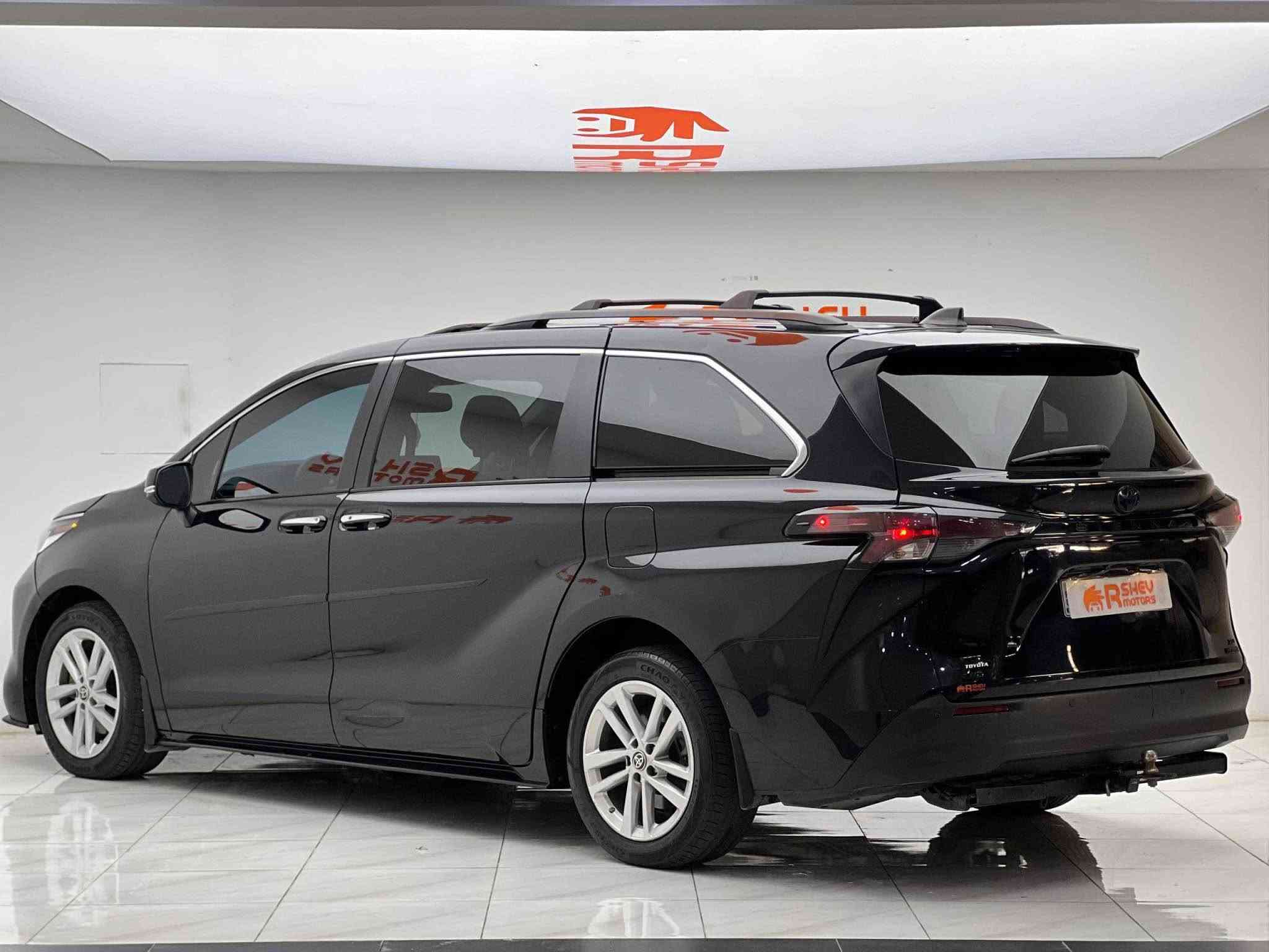 سيارة عائلية و اقتصادية و فول 🔥🔥😍
Toyota sienna 2023
تويوتا سيينا ٢٠٢٣

مواصفات XLE-AWD
(فتحة سقف-مقاعد جلد و تدفئة-تبريد مركزي-بصمة-ابواب خلفيه كهربائية-شاشة-car play)

مكينة ٤سلندر حجم ٢.٥لتر هايبرد 🔋
ماشية 35,000 ميل فقط و بحالة ممتازة 

السيارة بيها ثلاث قطع تبديل شركة نفس اللون و بيها اسف الابواب و اسفل الجاملغ صفحة النفر صبغ السيارة كلش نظيفة ايرباك ستيرن راجع سيستم شركة

رقم دهوک الدولي شرط التحویل
مكفولة من كير و محرك و كهربائيات

و ب سعر(255$) ورقة و بيها مجال بسيط

مكان السيارة

دهوك -معرض ارشف R-Shev
رقم51 من معارض التيرمينال 

***********
*********** دهوك, العراق
