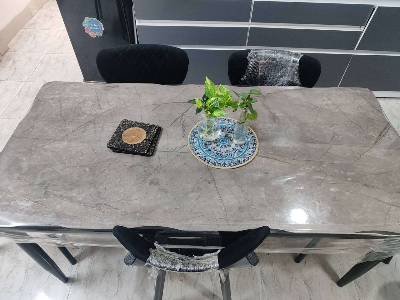 سلام عليكم.. ميز طعام للبيع
ميز 6 كراسي حجم كبير  جديد مستخدم شي قليل  نضيف مابي اي كسر  السعر 200 وبي مجال العنوان كركوك القادسيه الثانيه ***********
