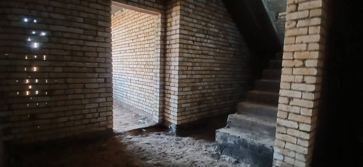 بسم اللّٰه الرحمٰن الرحيم
هيكل للبيع المساحة 115.5م .
يتكون من ( غرفة . صالة . مطبخ . استقبال . مجمع صحيات ) .
بناء درجة اولى . شبابيك حديد . سطح فرشي
الموقع . سدة الهندية / شارع الكورنيش / ركن على شارعين رئيسي و فرعي / خدمات كاملة .
السعر 75 قابل للتفاوض 
للأستفسار 
***********
