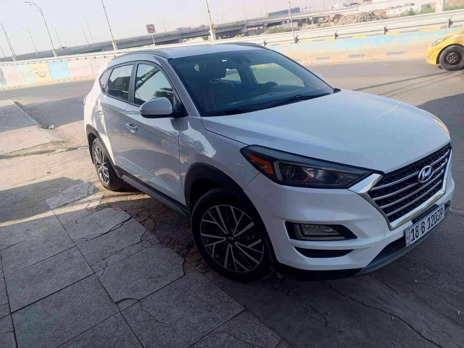 توسان 21
مكينة 2400 GDI
ماشية 44
صبغ دعامية 
السعر 175 ورقة 
باسمي التحويل ثاني يوم 
سيارة جديدة 
بصمه 
حساسات مري 
رادار 
كامرة دوارة 
سايد بريك دكمه 
كشن كهرباء وتدفئه
تحكم ستيرن 
دبل لد وكشاف 
تبريد ثلج 
مكان السيارة حلة 
رقم التلفون ***********
