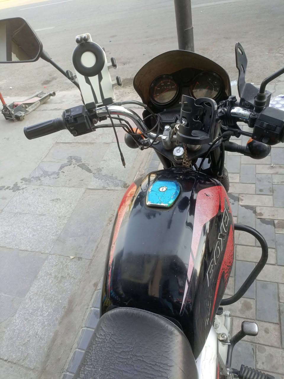 للبيع بوكسر 21 بدون اوراق اسويلك مكاتبه  دراجه مفتوحه مره فقط قبل شهر مجفته وبيدي. جبت غراض شركه اصلي سعر 750لف وبيه مجال مكاني بغداد الشعله ***********
