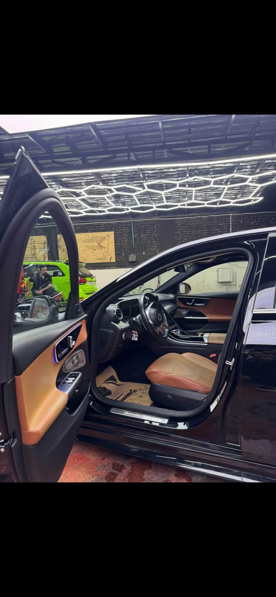 مرسيدس C-Class (C300 2024) | 🖤🔥
ماشية 35 الف مايل 
✨ المواصفات:
📤داتا شو كبير 
 • ⚙️ محرك 4 سلندر تيربو 2000
 • 🏎️ كير أوتوماتيك 9 سرعات + شفتات ستيرن
 • 🛋️ كراسي كهربائية مع تدفئة ومساج
 • 🌅 بانوراما + إنارة داخلية 64 لون
 • 📸 كاميرات 360° وحساسات أمامية/خلفية/جانبية
 • 🔊 نظام صوت Burmester عدد 15 سماعة
 • 🅿️ اصطفاف أوتوماتيكي
 • 📱 شاحن وايرلس
⚠️ الحالة: البنيد فقط صبغ بدون شواصي 
السعر: 31 الف دولار 
مكان تواجد السيارة: بغداد 
رقم صاحب السيارة: ***********
