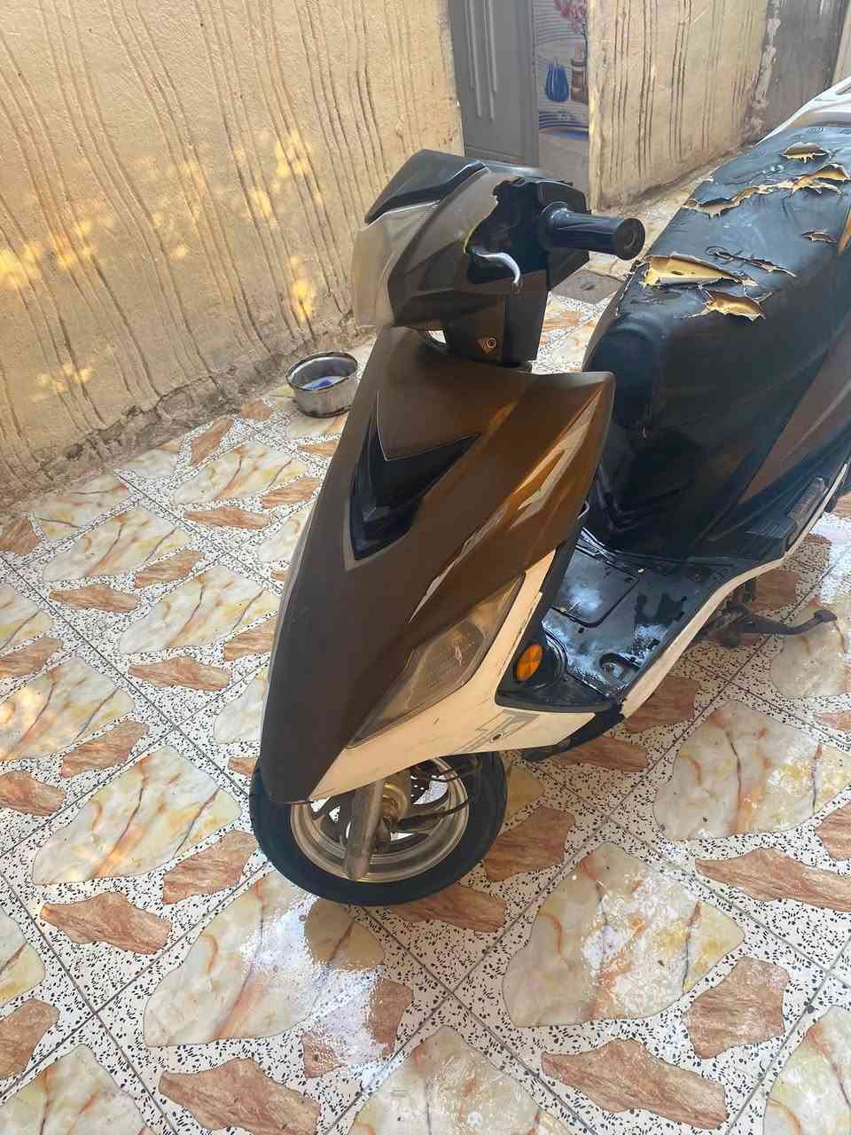دراجه للبيع نوع سكنس صيني دراجه نضيفه ناعمه كلشي شغال بيه نقص بس راجز سلف فقط سعر ٢٥٠بيه مجال بسيط كلش عنوان بابل سنجار تواصل ***********

