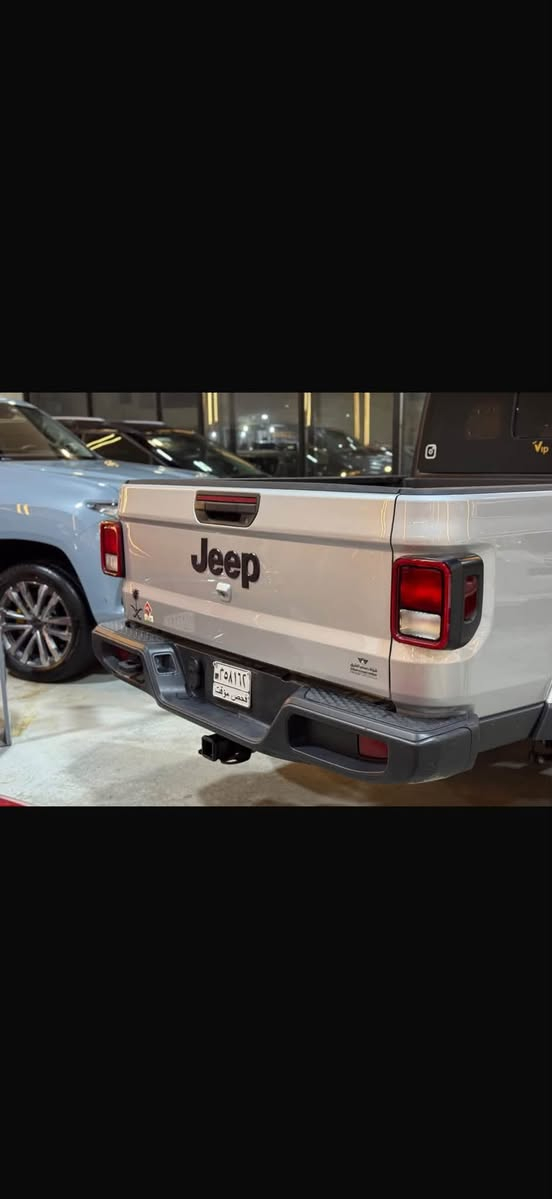 السلام عليكم ورحمة الله وبركاته 

سيارة جيب جلاديتور (Jeep Gladiator) موديل 2023 باللون الرصاصي sport S

1. المحرك والأداء
المحرك القياسي: 6 أسطوانات (V6) سعة 3.6 ليتر (Pentastar).
القوة: 285 حصان.
عزم الدوران: 353 نيوتن.متر.
ناقل الحركة (القير): أوتوماتيكي من 8 سرعات (مع نظام دفع رباعي 4x4 مع خيارات الدفع الثقيل/الخفيف).
داخل السياره برتقالي جلد
الضرر بارد في مقدمة البنيد مع فتح براغي الجاملغ الايمن فقط وايرباك درگة فقط 
رقم السياره بغداد 
بيع او مرواس حسب القناعة 
مكان السياره ميسان 
رقم الموبايل *********** 
السعر ٣١ الف وبيها مجال
