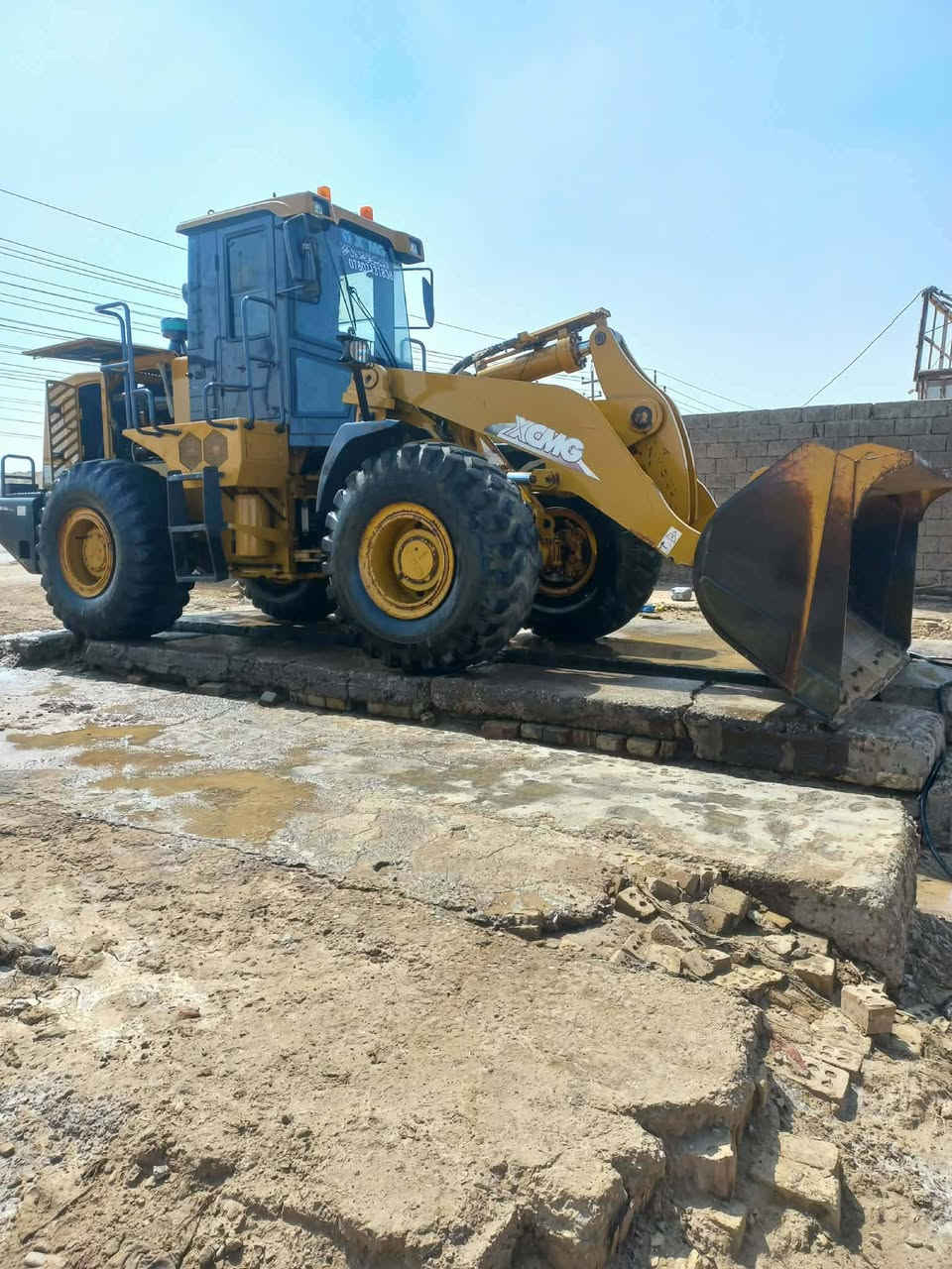 السلام عليكم
شفل زت ايل حجم 50 موديل 15مكفول كفاله عامه الرقم بغداد مشتغل7000 العنوان بغداد  الهاتف ***********

نص مكتوب في الصور:
- XCMG ***********