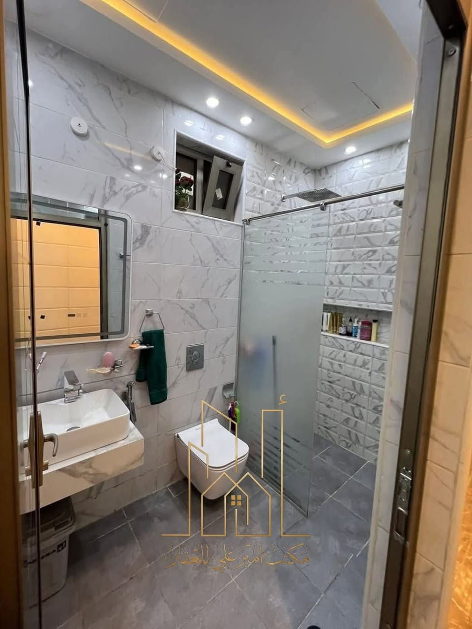 🏡 دار حديثة للبيع… أناقة وفخامة بكل التفاصيل
 المساحة: 128 متر - الواجهة: 5.20 متر

  ثلاث طوابق . 6 غرف نوم .3 حمامات صالة مطبخ

📞 للاستفسار: *********** واتساب
مكتب أمير علي للعقار

#دار_للبيع #المنصور #حي_دراغ

نص مكتوب في الصور:
- مكتب أمر على العقار
- مكتسب أميرك
- مكتب أمير علي للعقارات
- مكتب امير علي للعقار