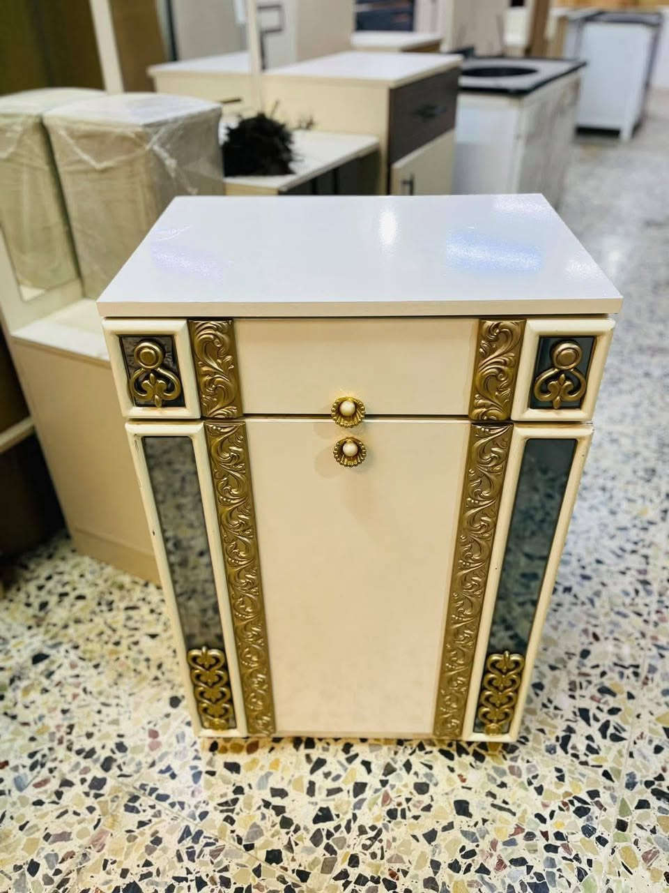 مليون و350مع الشد ونقل داخل بغداد مجاني مستخدم نضافه فول خشب ثقيل 9قطع  عع
