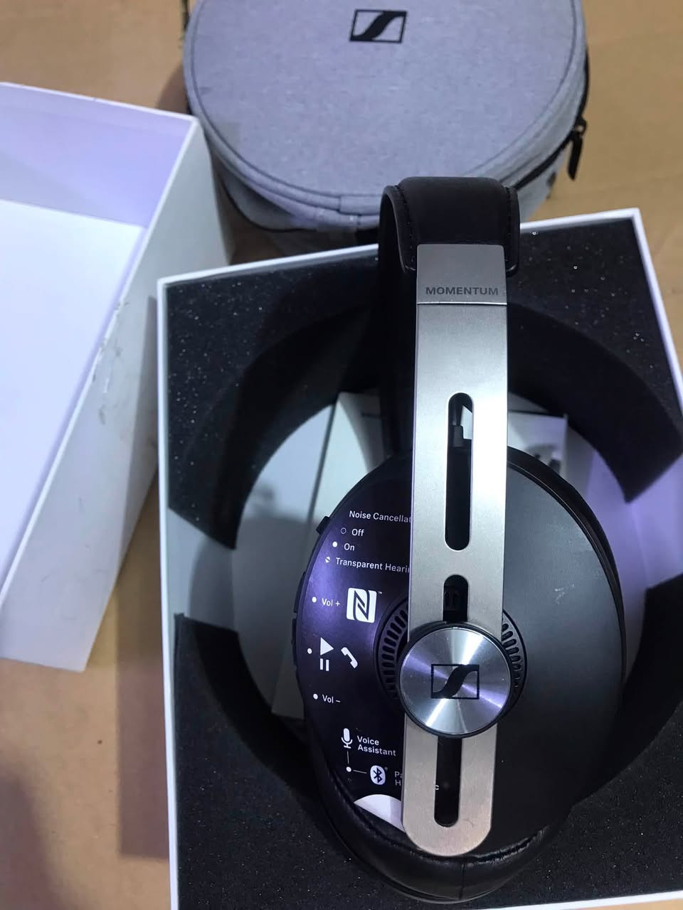 🎧 Sennheiser Momentum 3 Wireless الأصلي
سماعة فخمة من أفضل سماعات Sennheiser لعشاق جودة الصوت.

✅ تعمل مع تطبيق Sennheiser Smart Control
✅ عزل ضوضاء نشط ANC
✅ وضع الشفافية (Transparency Mode)
✅ صوت احترافي عالي الدقة مع دعم aptX Low Latency، aptX، AAC
✅ بلوتوث 5.0
✅ مايكروفونات للمكالمات بجودة ممتازة
✅ التحكم بالأزرار
✅ إمكانية تخصيص إعدادات الصوت من خلال التطبيق
✅ بطارية تدوم لغاية 17 ساعة مع تشغيل الـ ANC
✅ تدعم الشحن السريع عبر USB-C
  ((جديدة غير مستخدمه شرط الشغل))

      سعر 225 الف

📍 توصيل متوفر لكل المحافظات 5000

***********
