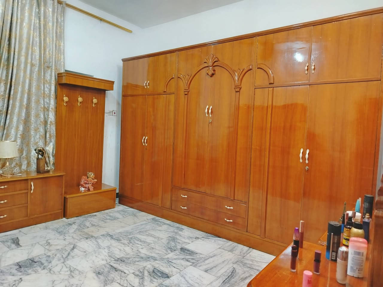 غرفة نوم تسكام صاج داخل وخارج شغل ضهر جرجوبه خمسه ملم استعمال قليل مابيها اي ضرر تكمه مكفوله من الشخط تكمه الواقع احله من الصور العنوان حلة حي الجزائر ***********.    ***********

