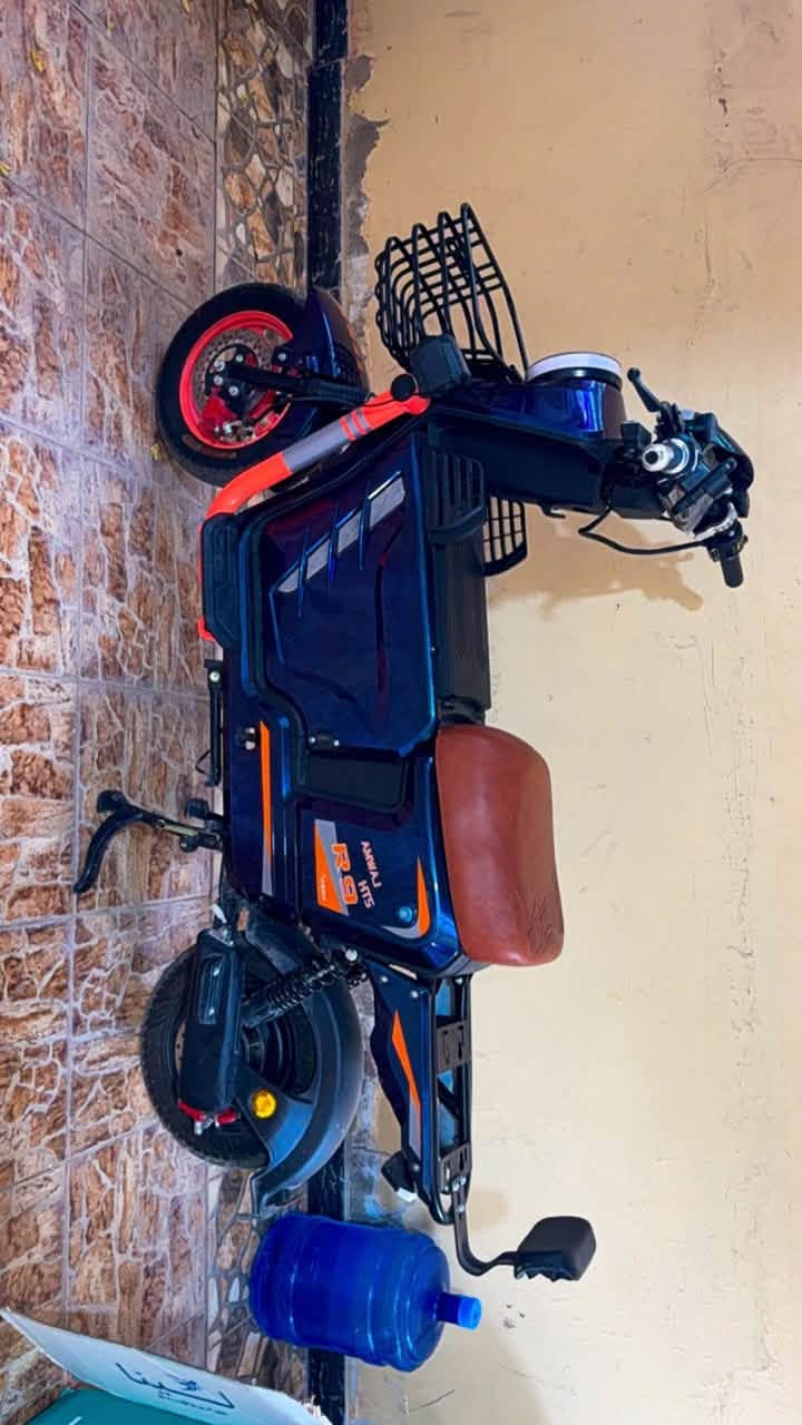 السلام عليكم دراجه R9 شحن جديده مامستخدمه قليل كلش 
السعر 600 الف 
البطارية: نظام 60V أو 72V (تقطع 40 - 60 كم بالشحنة).
 السرعة: 45 - 60 كم/ساعة.
 وقت الشحن: 6 إلى 8 ساعات.
 المميزات: شاشة ديجيتال، إضاءة LED، جهاز إنذار مع ريموت، ودبلات مزدوجة للمطبات.
الي عاجبته يتصل على رقمي وبيه خير ويدلل ***********

