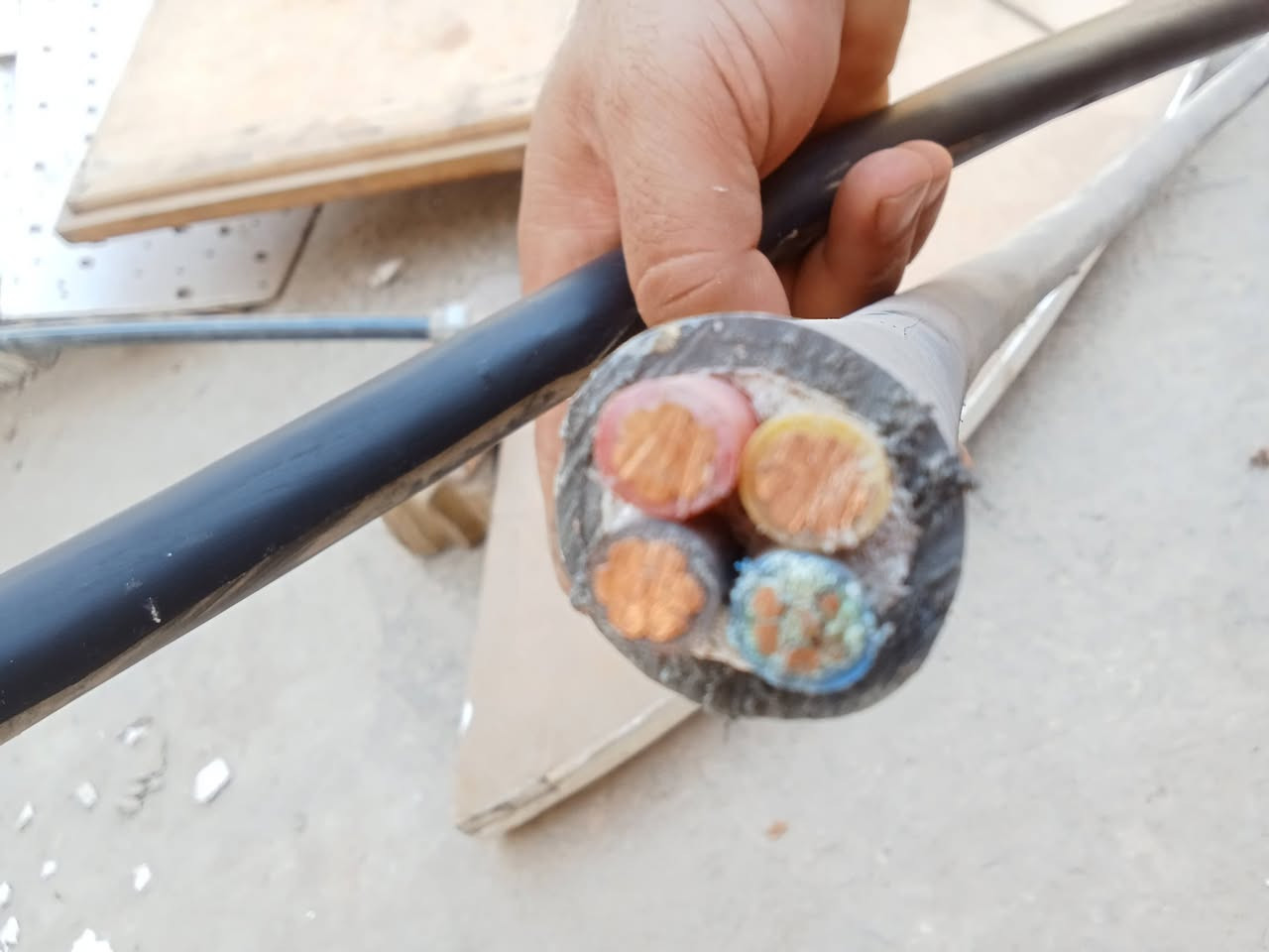 السلام عليكم شباب عندي كيبل 25في4.    20. متر  اوعندي كيبل ثاني 10في4.     10.   متر     الاستفسار الاتصال المراسله واتساب العنوان بغداد شارع السكه قرب معمل الجكاير *********** حسين
