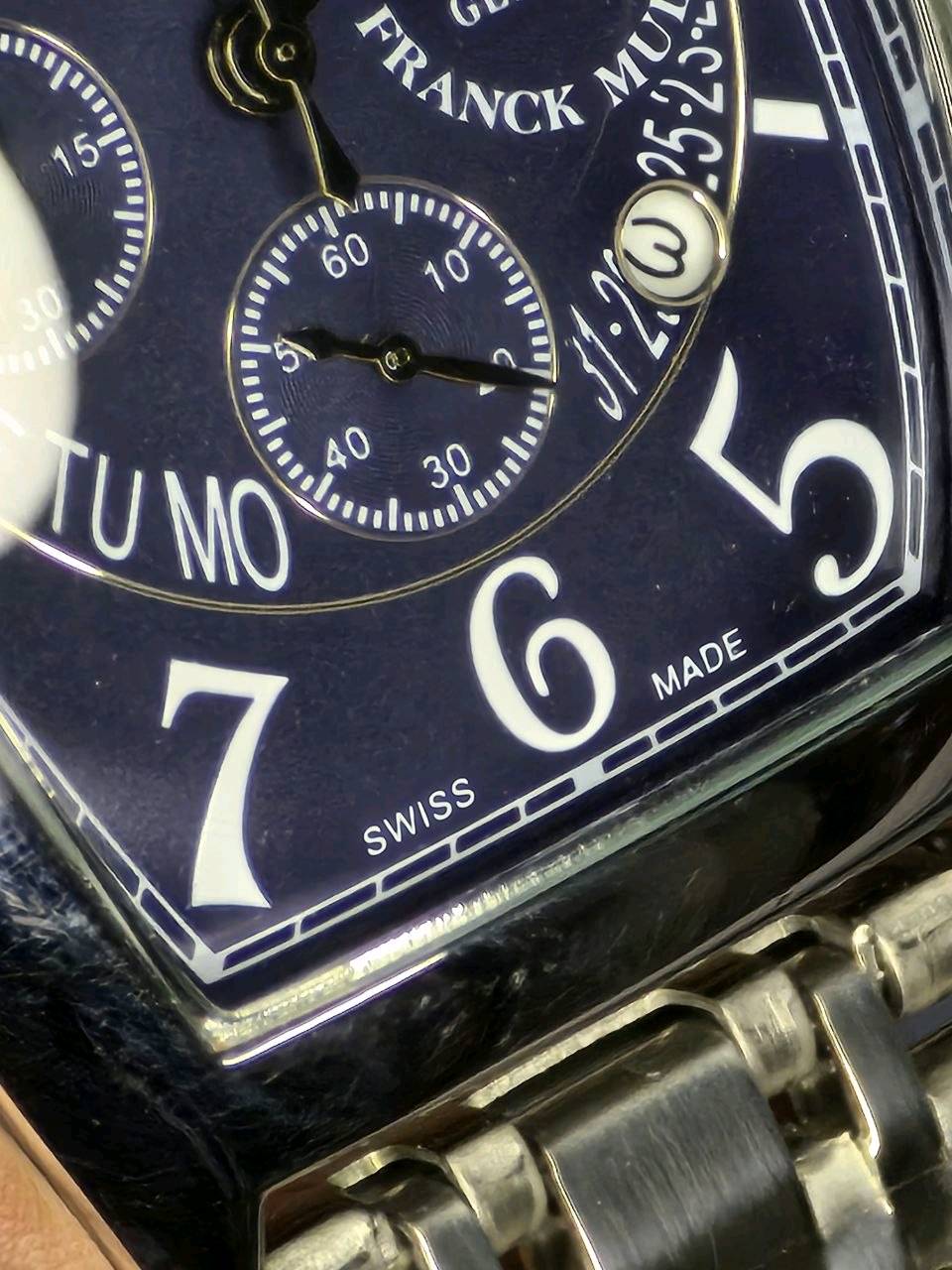 أعرض ساعة Franck Muller أصلية/ستايل فاخر، لونها أزرق مع سوار ستيل، شكلها مرتب وفخم وتناسب الاستخدام اليومي والمناسبات. الساعة مبينة بحالة زينة من الصور، والمينا واضح ويا تفاصيل مميزة، والكلبسات والسوار نظيفين. إذا مهتمين أكدر أرسل صور إضافية أو فيديو للتوضيح.