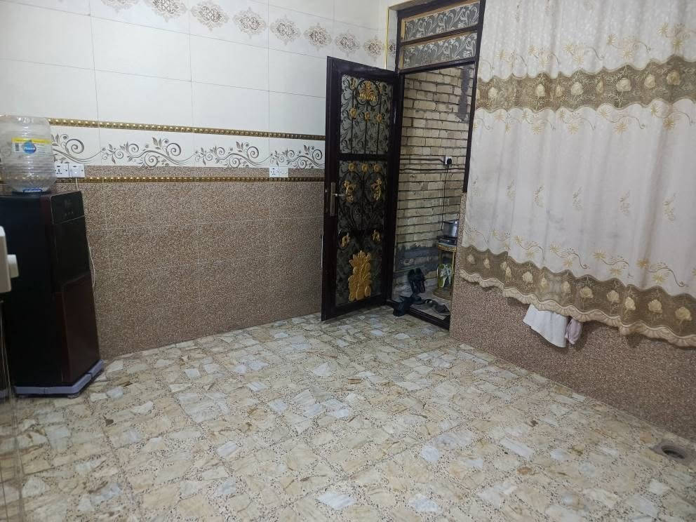 السلام عليكم بيت للبيع المساحة 110 الواجهة10 والنزال11 الطابق الأرضي يتكون من غرفة نوم وصالة واستقبال ومطبخ حار ومطبخ بارد وحمام الطابق الأول يتكون من ٣ غرف وصالة  وحمامات الطابق الثاني يتكون من بيتونه وسطح العنوان بغداد البلديات زراعي ضياء الحلفي مدخل بنزين خانه السعر 210 وبي مجال *********** بغداد, العراق
