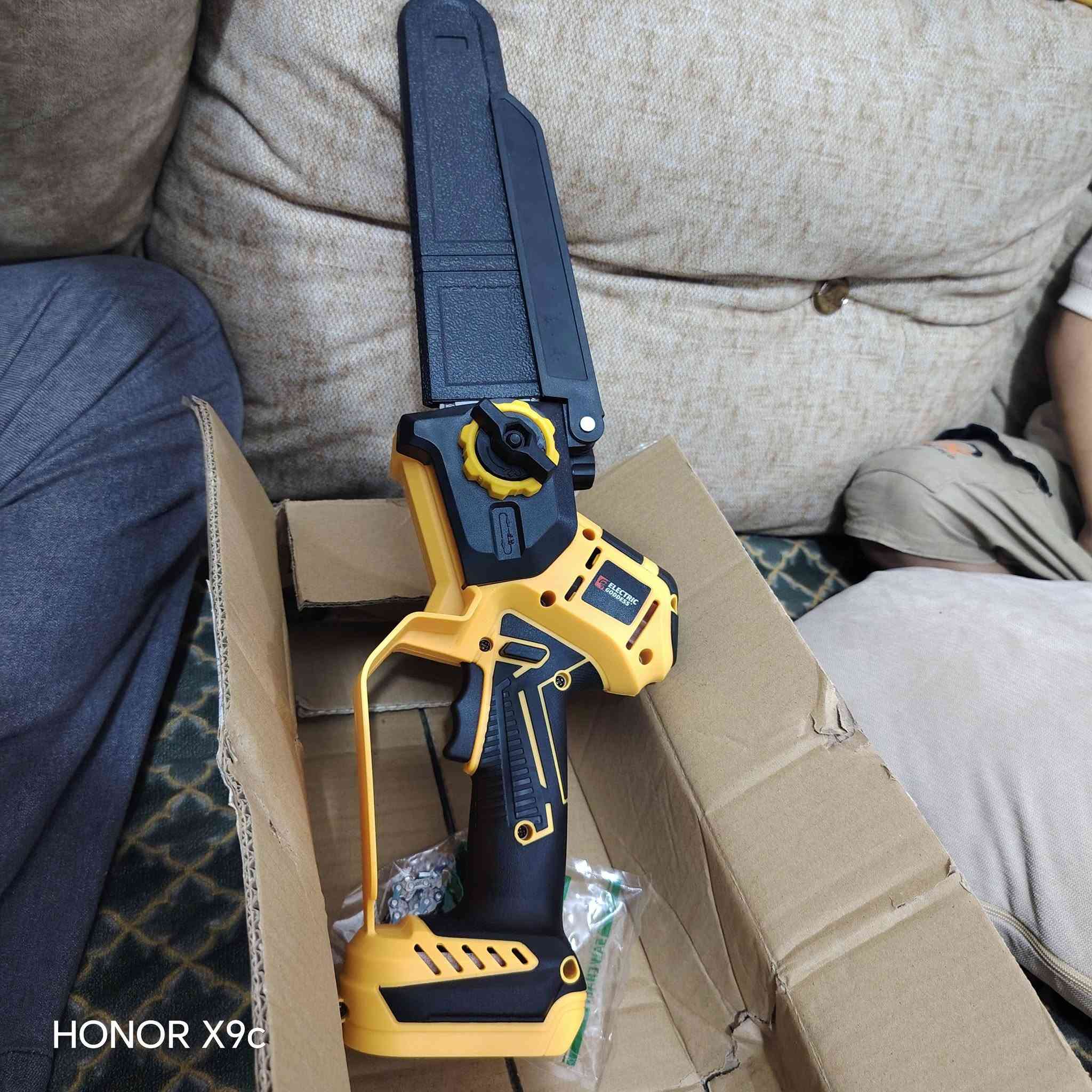 منشار أشجار ياخذ بطاريات ديوولت  حجم كبير فارغ بدون بطارية وشاحنة

نص مكتوب في الصور:
- HONOR X9c