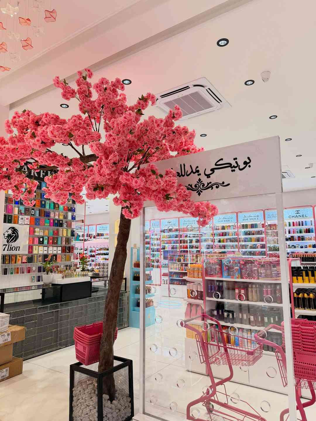 كتبولي شنو اول شي راح تاخذونه من بوتيكي💖✨

#بوتيكي_يمدللكم_🅱️ #اكسبلورexplore #اكسباور 
#ترند #مكياج

نص مكتوب في الصور:
- إذا دخلتي بوتيكي، شنو أول شي راح تاخذين؟ 👀🛍 شركة بوتيكي - فرع شارع الوفود 📍