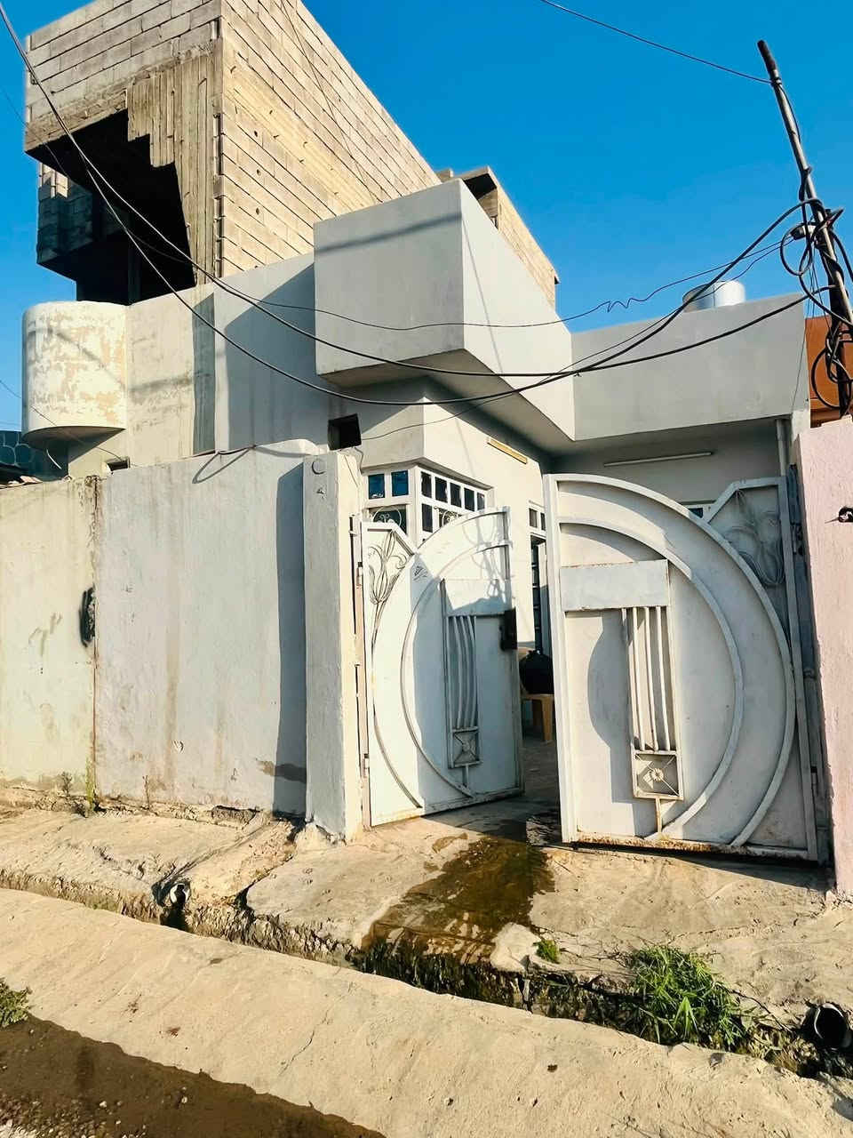 السلام عليكم دار للبيع بسعر مناسب جدااا السعر فقط 42 مليون
المساحه 102 متر باص في حي سومر منطقه 112 قرب بانزيخانه قصر السلطان موقع مرتب 
يتكون الدار من استقبال ومطبخ وصحيات فقط وقابل للترميم وبناء هول وغرفه 
الدار ملك صرف سند طابو الزهور

 للاستفسار او مراجعه مكتب المهند لتجاره العقارات 
عنوان المكتب في حي سومر قرب التقاطع الثاني 
او الاتصال ع الارقام التاليه 
***********مهند 
***********مهند
