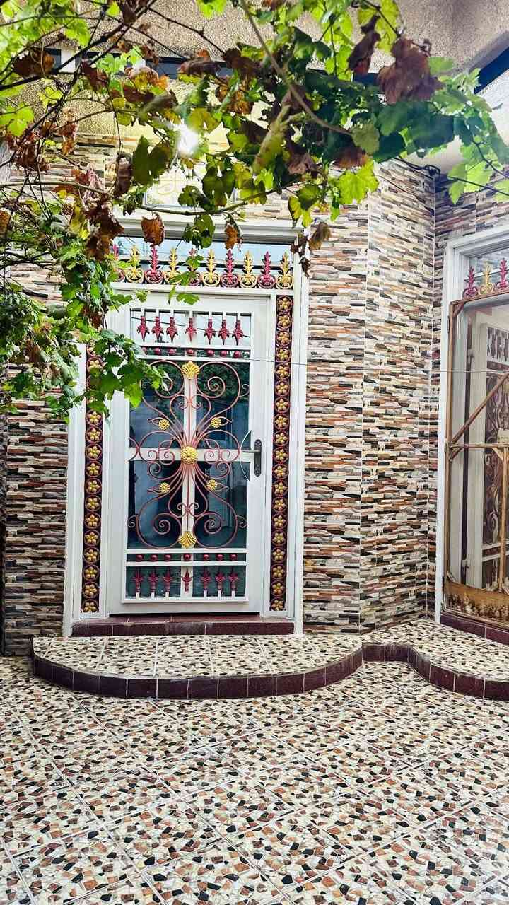 دار للبيع
المساحة: ٢٠٠ متر سند زراعي
الموقع: حي الأمير الزراعي –شارع الفرات،فرع مقابل منتجع ابن سلام راتب.
الطابق الأول:
٢ غرفة نوم
استقبال
صالة مفتوحة
مطبخ
صحيات داخلية وخارجية
سيراميك جداري وأرضي
منور+ حديقة
[الطابق الثاني]:
٢ غرف نوم واحده منها سويت
سطح مسلح، البناء طابوق بالكامل
شتايكر للسطح الثاني + سيراميك حراري للسطح الأول
يقع على شارع تبليط.
 كاونتر تركي مع البيت ثابت
 والأثاث حسب الاتفاق
للاستفسار اتصل ع الرقم مصطفى كاظم
:***********     ***********
