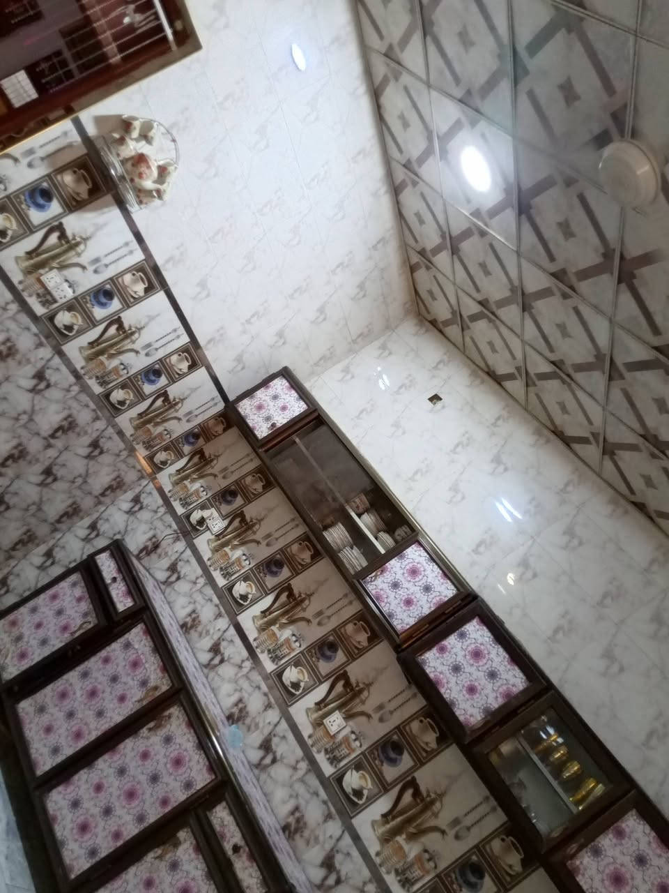 بسم الله الرحمن الرحيم
سلام عليكم 
عندي بيت مساحه 200 م. على. ساحه.وثاني بيت عن الركن  وقريب على  شارع رئيسي .
 بناء جديد 2022 
شوارع كله تبليط 
العنوان. ناصرية حي اور الثانيه  قرب مدرسه الجماهير 
استقبال 8*4
مطبخ 5*4
صاله 7*5
غرفتين  وحده 4*4 والثانيه 5*4
صحيات داخليه وخارجيه  سيراميك 
الطابق الثاني 
غرفتين جاهزات مع صحيات 
وغرفتين وصاله هيكل 
الارضيه البيت مرمر كله
السعر 320 وبيه مجال 
تواصل على رقم ***********
