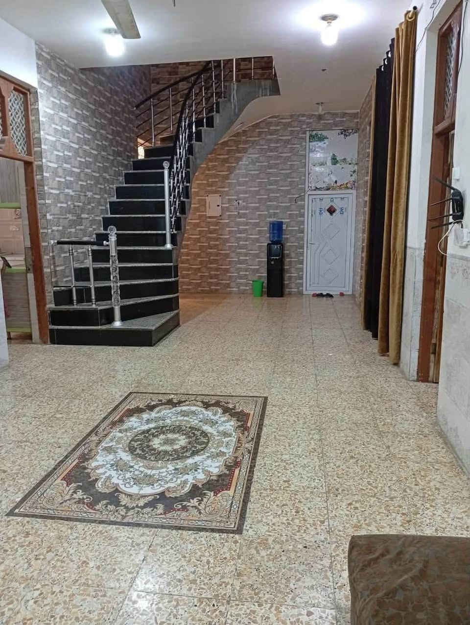 سلام عليكم بيت المساحه ٢٠٠م للبيع كامل مكون من ٣غرف هول مطبخ صاله مجمع صحيات بطابقين بناء البيت ٢٠١٩
كامل ما معتاز كلش نضيف طابو زراعي موقع شارع ١٠٠ يبعد عن الشارع ٦٠ متر السعر١٦٠
لاستفسار***********
