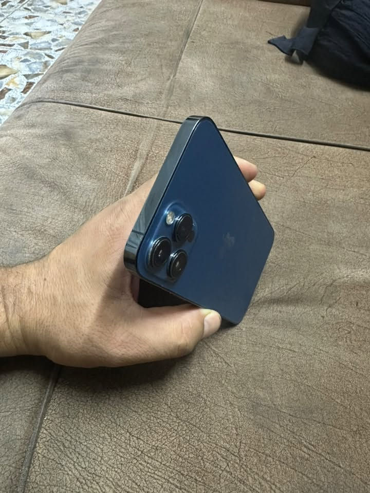 السلام عليكم 
ايفون 12 pro max للبيع 
ذاكره 128
بطاريه 73 ممبدله ميصرف شحن 
الجهاز على ايدي بس مبدل شاشه والشاشه نوعيه كلش زينه لا تلعك ولا تصفن اصليه 
وكعت صار بيها هذا الفطر موجود بلصور
كلشي ممبدل بي بس الشاشه وكلشي شغال والجهاز حيل نضيف 

السعر 300 الف بي مجال بسيط 
مكاني بغداد العامريه 
رقم / ***********
