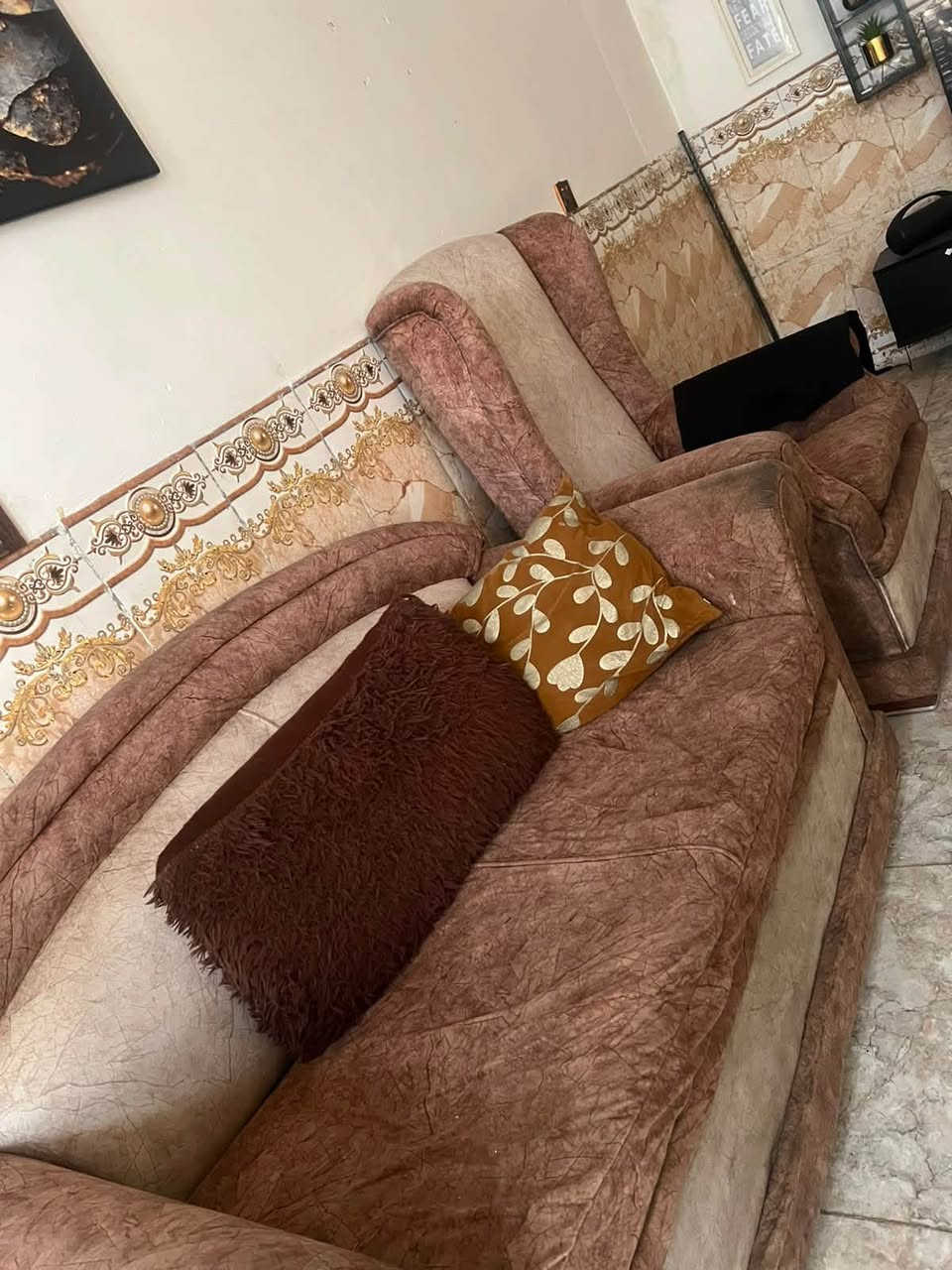 السلام عليكم ميز بلازمه 40 بلازمه عطل بصيط 40 تخم خشب عراقي 10 مقاعد 200 
كاونتر ام ديف اول نصبه اله مترتين ب 200 كومفيره وحده 100 والثانيه 150 ميز طعام مع 3 كراسي 50 سنك 40
واليحب البيت معروض للايجار 100 متر طابق واحد بيت لوحده معتزل 350 اجاره خط وسحب وسخان وموطور وكامل طابق واحد بلعدل الثالث تجيب ملابس وتكعد اخذ فلوس الغراض ***********

نص مكتوب في الصور:
- 10:48 أنت 9/12/26، 9:41 م 0:13 0:00- x1 رد