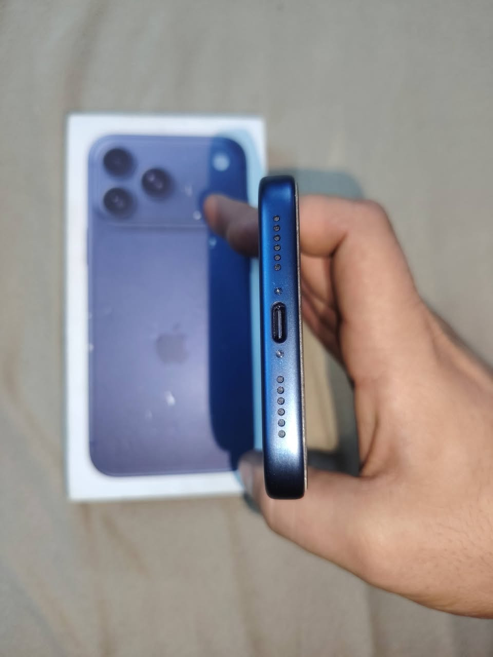 سلام عليكم
ايفون ١٧ برو ماكس شريحه فعليه 
لون نيلي 
بطاريه ١٠٠ مشحون ٤١ 
استخدام شهر ونص 
نموذج ZD\A
السعر ١٦٨٠ وبي مجال قليل 
مكاني بغداد الكرخ 
*********** وتساب

