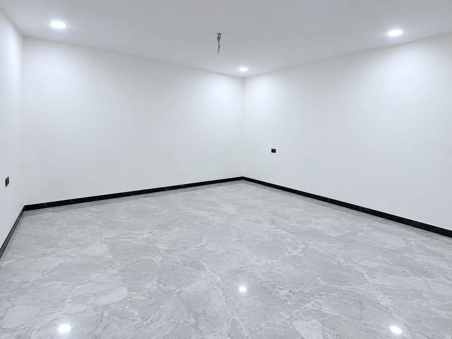 عقار استثمار ممتاز-او سكن عائلي هادء
دار للبيع-بناء درجه اولى 2026 غير مسكون فرع عريض
( المساحه ١٠٠ متر) 
(الواجهه ٥متر)(النزال ٢٠ متر) 
الموقع- الشعب خلف محكمة الشعب
يحتوي على :
مدخلين
طابقين

الطابق الاول يحتوي :
استقبال كبير
غرفه نوم
ترك
مطبخ
صحيات داخليه+صحيات خارجيه

الطابق الثاني يحتوي :
غرفتين نوم
ممر
صحيات
سطح

مميزاته:
واجهه مرمر ارضيات مرمر 
بناء حديث درجة اولى 
سنة البناء ٢٠٢٦ غير مسكون 

توجد لدينا عروض أخرى بمساحات مختلفة ومواصفات متعددة.
نستقبل عروضكم كافة ونسوّقها مجاناً.
ونستقبل طلباتكم ونوفرها بصورة سريعة.
للتواصل والاستفسار
شركة كل العرب
***********
***********
موقعنا: البنوك – شارع الكنيسة – مجاور روضة البنوك الأهلية
الشركة مجازة رسمياً من غرفة تجارة بغداد.

نص مكتوب في الصور:
- شركة كل العرب *********** ***********
- شركة كل العرب *********** ***********
- ***********
- ***********
- شركة كل العرب *********** ***********