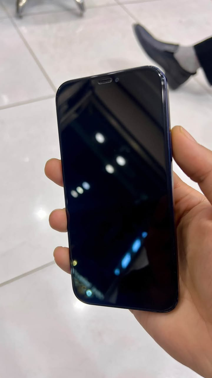 ايفون 12 عادي ذاكره 128 بطاريه 81 مبدل شاشه فقط شرق اوسط ماستر 325 وبي مجال نجف

نص مكتوب في الصور:
- ٨:٠٤ القطع والخدمة تجمع Apple سجل تاريخ القطع والخدمة، وهذا السجل يعرض معلومات عن هذا الـ iPhone وحالته وتفاصيل إصلاحه. معرفة المزيد... سجل تاريخ الخدمة الشاشة غير معروف بصمة الوجه مشكلة
- ٨:٠٥ حول الاسم iPhone إصدار iOS 27.0 اسم الطراز iPhone 12 رقم الطراز MGJA3AA/A الرقم التسلسلي DNPF1HSX0F0X سجل تاريخ القطع والخدمة الأغاني . الفيديوهات ٢ الصور . السعة ١٢٨ غ.ب. متوفرة ١٠٦,٣٣ غ.ب.
- 8:05
- حالة البطارية والشحن
- كما هو الحال مع البطاريات القابلة لإعادة الشحن، بطارية الهاتف قابلة للاستهلاك وتصبح أقل فاعلية مع الوقت. معرفة المزيد...
- الحد الأقصى للقدرة
- 81%
- هذا قياس لقدرة البطارية مقارنة بقدرتها عندما كانت جديدة. قد تتسبب القدرة المنخفضة بتقليل ساعات الاستخدام بين عملية الشحن والأخرى.
- أقصى قدرة للأداء
- ستساعد الأنظمة المضمنة في النظام والمكونات في تخفيف آثار الأداء التي قد تلاحظها أثناء التقدم الكيميائي في عمر بطارية iPhone.
- شحن البطارية المحسن
- للحد من استنزاف عمر البطارية، يتعلم الـ iPhone من عادات الشحن اليومية، بحيث ينتظر ولا يتجاوز 80% حتى يحين موعد حاجتك إلى استخدامه.