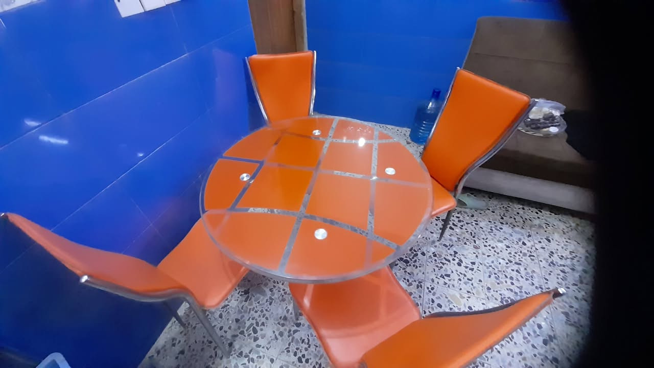 السلام عليكم  ميز مع اربع كراسي للبيع السعر  ١٠٠ العنوان بغداد الحريه ***********

