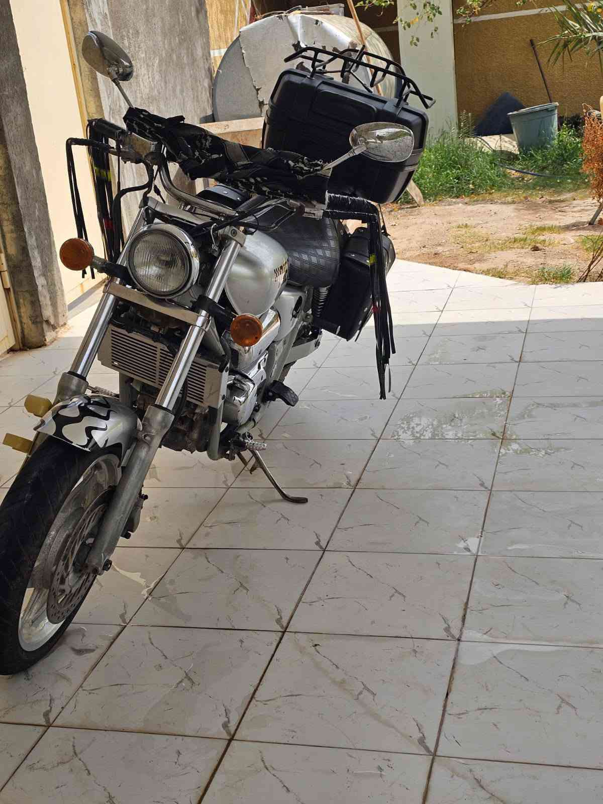السلام عليكم دراجه هارلي HONDA محرك 250 اواراقه موجوده  محركه نشط خير من الله كفاله عامه مزوده بجنط صفح وجنطه خلفيه كبيره تايرات جدد زوج أمامي وخلفي قبل شهر شديتهن مي رادينر اخضر دهنها مبدله جديد وياها غراض احتياطيه كلهن وياها 
1-دبلات خلفيه
2- دبل امامي 
3- ماشه خلفيه كامله
4-ركبه اماميه 
5- يده كلج
6-وعقل كامل للعلم العقل وحده 75 
7- ضفيره دراجه كالمه احتياطيه
8- شخطه سلف
9- عتله تبديل كير كامله 
10- عتله بريك هيه وشيش البنزات كامله 
11-قبق تانكي 
12- جوزه 
13- كاك بانزين 
14-مجمع سلف كامل 
15 - ستان صفح
16- دواسان 
17- فافونه دشبول كامله 
18-قبق دشلي زنجيل 
العنوان ديالى منصوريه الشط قرب سيطره الغالبيه  الرقم ***********
