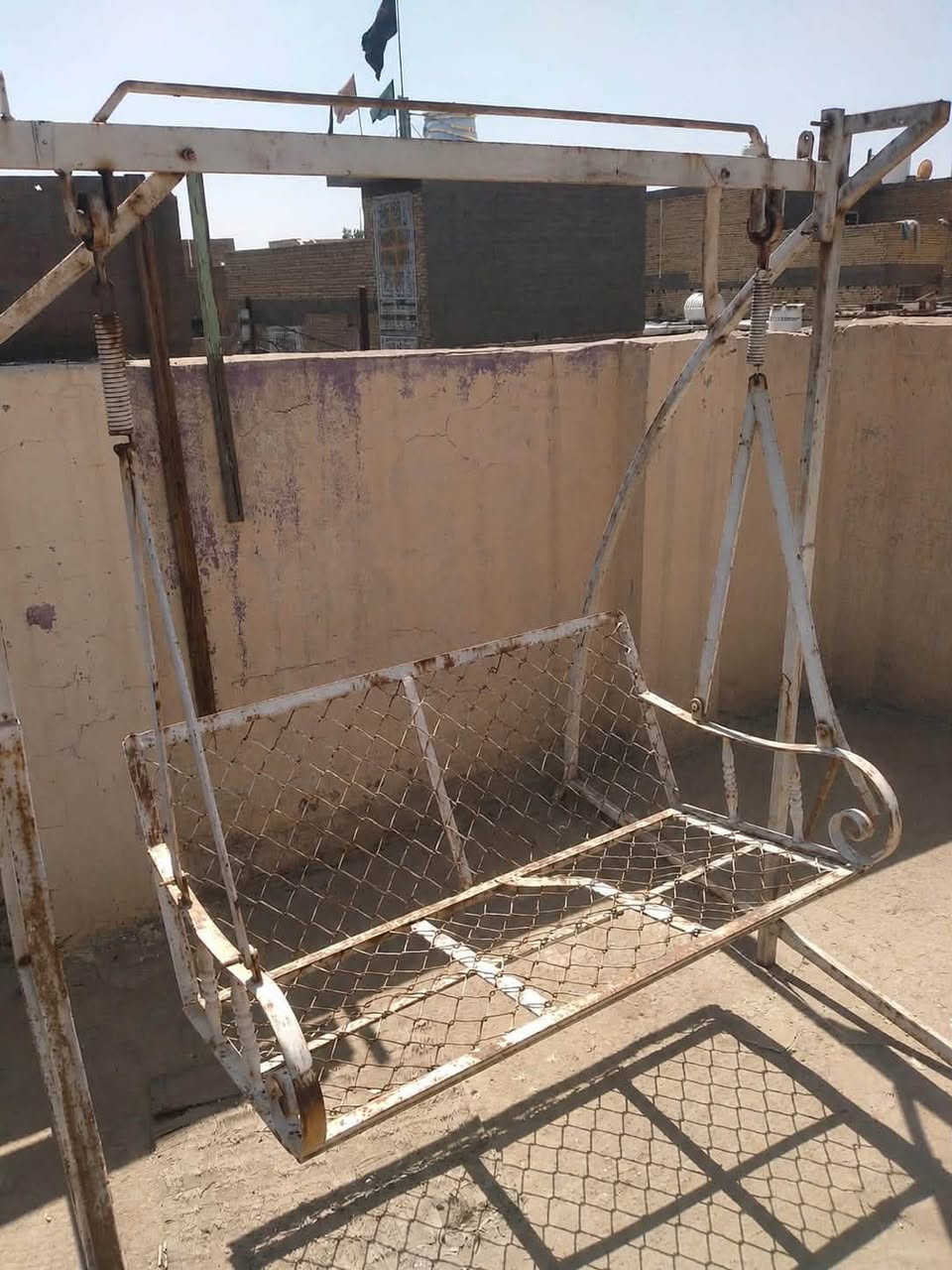 السلام عليكم مرجوحة للبيع سعرها ١٧٥ في الكوت للاستفسار الاتصال *********** بيها مجال قليل
