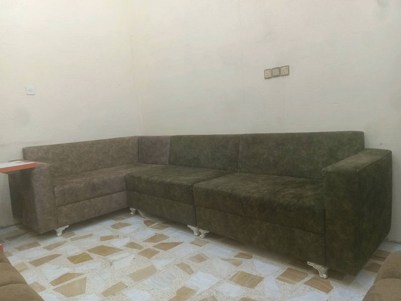 ديوان مستعمل بس شغل درجة اولى تكمة يعني تكمة ضمانة عمر بس قماشة تعبان 7 مقاعد رايظة ب150الف على اول تم وبل عافية