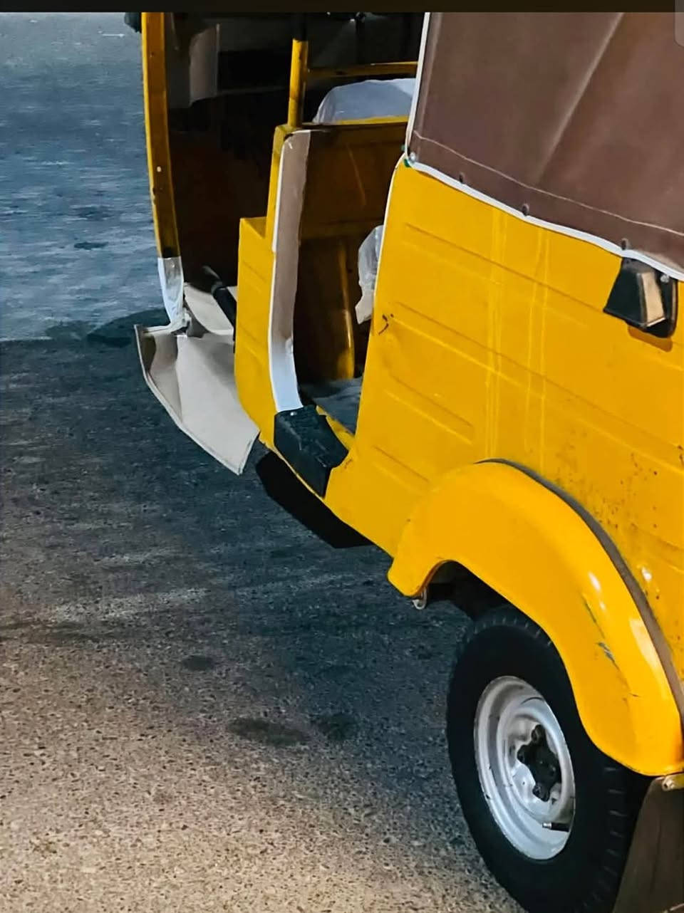 سلام عليكم تكتك نضيفه كبل لشارع ما عوزه كلشي موديل 20 تكتك بيه بارد فقط رقم واسط انكليزي  مستعجل عل بيعتهه مكاني العماره رقم  ***********
