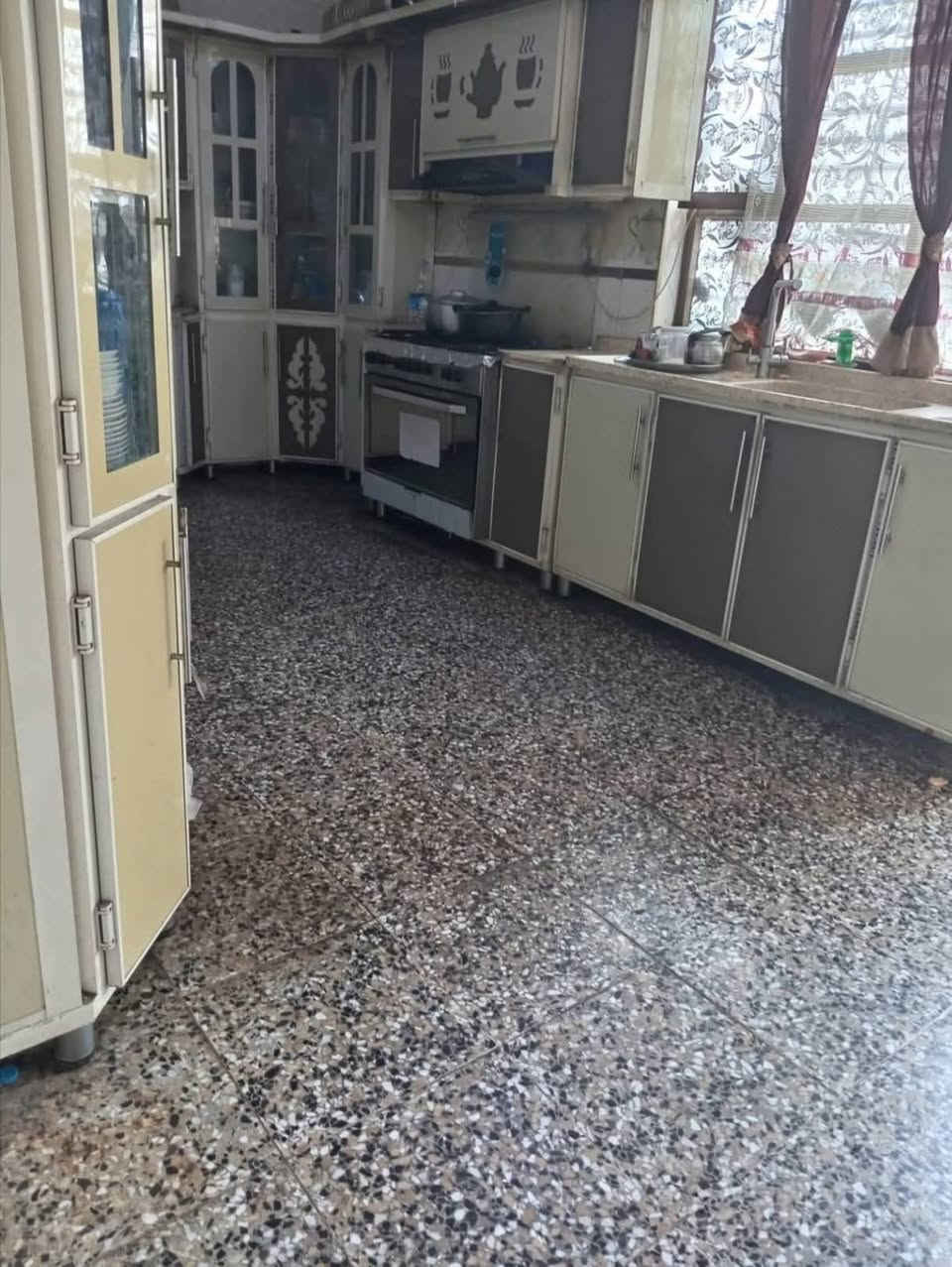 سلام عليكم بيت للبيع مساحه 250 يحتوي عله غرفتين نوم وصاله وكندور ومساحه داير البيت قرب جسر بته قريه جمجمه مقابيل الجبل سند 25 الاستفسار تصال ***********
