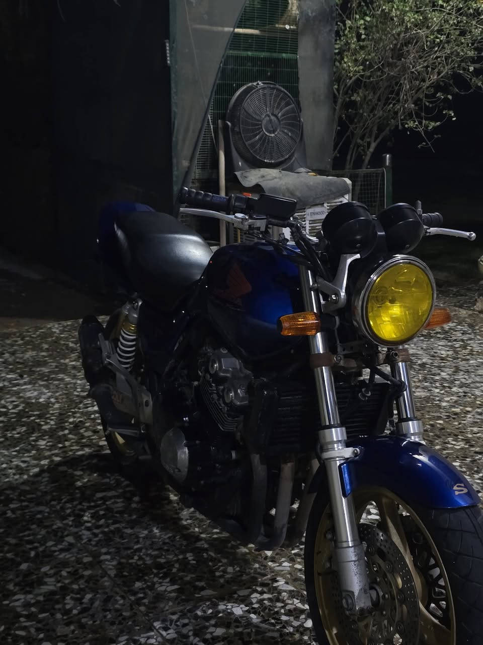 السلام عليكم سيبي فور 400cc النضافه كدام عينك كلشي موضح بلفيديو والفيديو من قريب اوارق بيها 3 اوراق بس تعبانه الدراجه فول شلعه ومعدل تخم تايرات جدد باتري جديد الدراجه تاخذها تتونس بيها مكاني كربلا طويريج المكينه كفاله بس تفيلس صالنصه رياضي صوت بلمكينه ابد ماكو بلفيديو موضح اكو صوت بس مو بلمكينه بلصالنصه لان قويه ومن تجي تتاكد وتشلع عيوني 
الرقم:***********
السعر:مليون و 350
