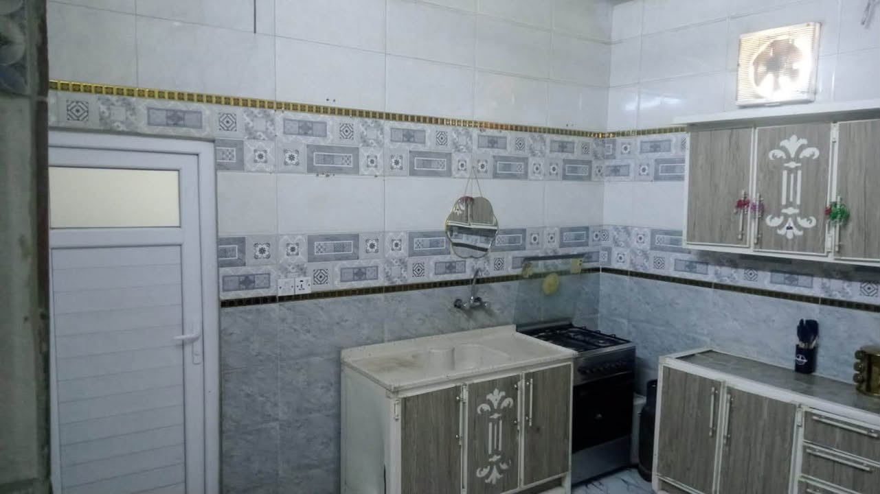 يالله بيت عله شارع لعام اول بيت ورة سياج الاخضر لبيت مساحه 100 واكثر ولبيت طابقين كل طابق معزول يعني تريده مشتمل واحد تريده ثنين للبيع السعر 70 وبي مجال بسيط للستفسار الاتصال ‏‪***********‬‏
