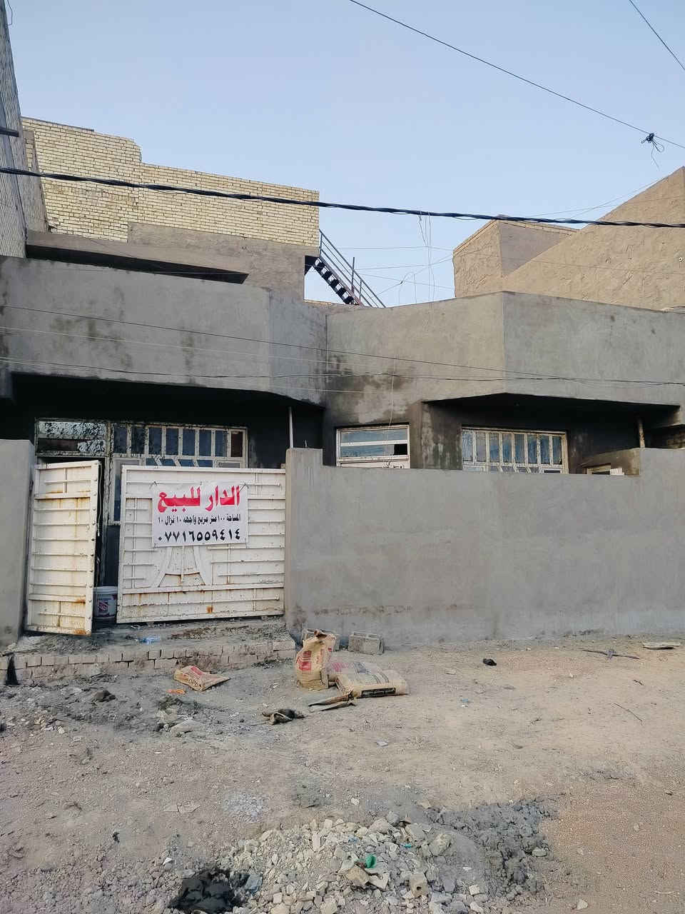 السلام عليكم بيت للبيع مساحه 100 متر مربع واجهه 10نزال 10 قريب شارع العام خلف مطعم حجي حسن استفسار ***********
