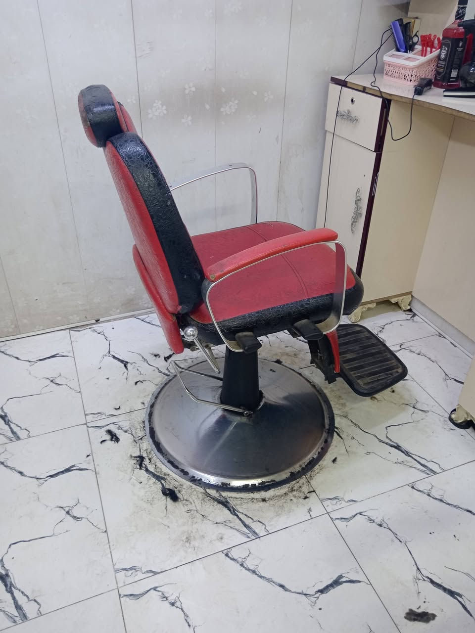 كرسي حلاقه للبيع اخو الجديد السعر ١٠٠ وبي مجال الشراي يتصل ***********
