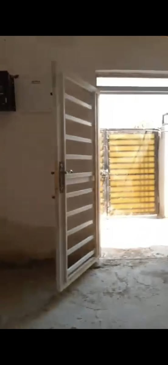 سلام عليكم  بيع مستعجل  بيت للبيع  210م   يتكون البيت من 3غرف نوم وصاله جبيره  وأستقبال ومطبخ حار وبارد وصحيات داخلية وخارجية البيت كامل  حته تشطيب الماي والكهرباء كامل بي نقص بس أرضيه سند25  مداور بأسم المشتري مرقم ومشمول بالتطويب العنوان الديوانية مقابل حي الحضاره البو جاسم  شارع اب وائل السعر ٣٣ وبي مجال  ***********+*********** واتساب ***********
