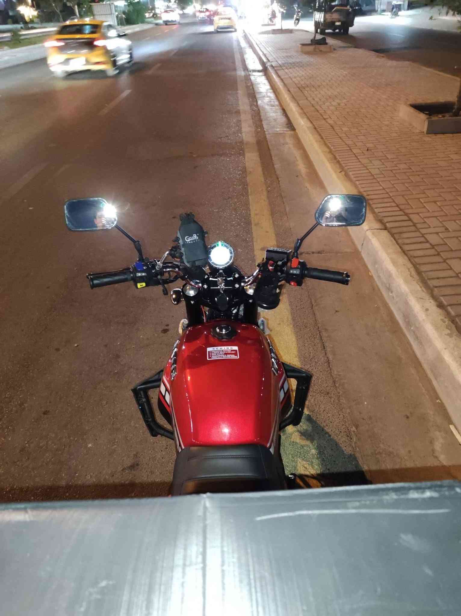 سلام عليكم دراجته ديوان بيتي للبيع موديل 26 سكنر أوراق عادي ناسيه 500كيلو درجه جديده بعده على سحك اللون احمر دراجته شخط مابيها فول  سعر مليون  و 950 وبيه مجال بسيط مكان بغداد حي جهاد ستفسار على هذه رقم ***********
