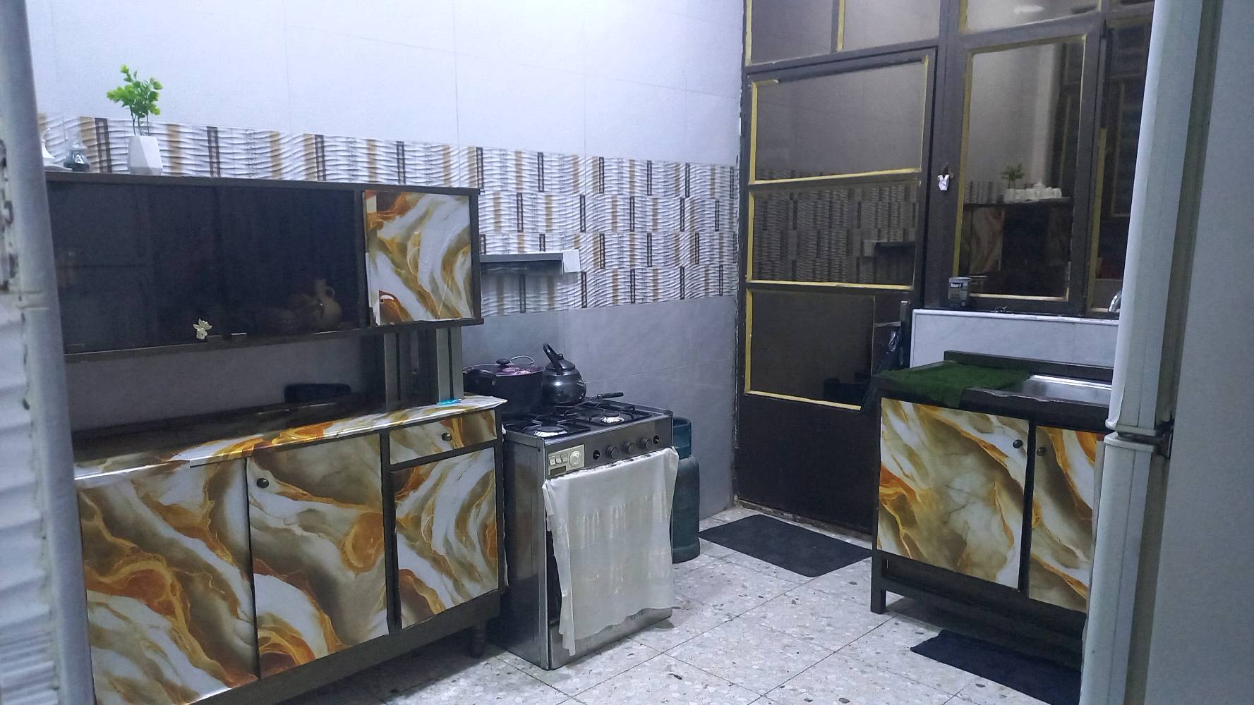 بيت للبيع مساحه ١٢٠ متر بناء حديث وشغل درجه أوله واجهه ٧ونص ملحقاته صاله داخليه واستقبال ومطبخ وغرفه  نوم وحمام ومناور ٢ فوك بيتونه جبيره تكدر تحطلها قاطع اصير غرفه اني مسويها غرفه للاطفال وسطح خلفي وامامي ومطبك شتايكر البيت كامل مكمل وعلى ايدي وكلشي اشتغلته بالبيت بي ضمان من كهربائيات من بواري خلاطات كله بي ضمان وجاهز للسكن عنوان الرئاسه شارع عشرين بخلف مخازن الببسي المنطقه كامله من خدمات مي خير من الله وكهرباء هم شارع الي بي البيت مبلط والمنطقة هادئه الاستفسار اتصل على هذا الرقم وائل ابو رضا *********** السعر ١٠٠ وبي مجال للشراي