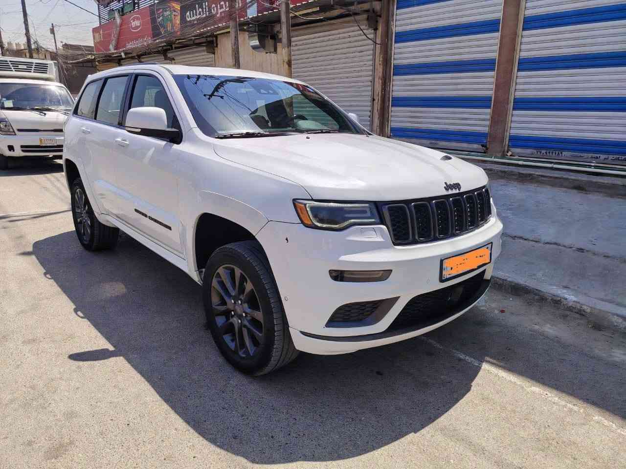 سلام عليكم جيب 2018 x  وارد امريكي للبيع صور حادثها والسونار بالمنشور بيها صبغ نص الجاملغ الامامي جهة السائق مع البند طاك الايرباك رقم بغداد بأسمي السنوية فول مواصفات السعر 210 ورقة .
مواصفات .
# محرك 6 سلندر 3600
# فور ويل 4×4
# فتحة بانوراما 
# حساس امامي خلفي 
# كاميرا خلفية 
# كاميرا امامية 
# ويل كب حجم 20 انج
# جنطة الخلفية كهرباء 
# رادار امامي
# توقف ذاتي 
# توقف ذاتي عند الرجوع الى الخلف
# نظام العودة في حال الاحراف عن المسار 
# نظام تعلق هوائي (جكات جوبلس تصعد ونزل)
# جميع التحكمات في المقود 
# المقود كهرباء اضافة الى تسخين في المقود 
# مري جانبية قابلة للطي 
# نقطة عمياء 
# نظام اطفاء المحرك عند الوقوف في الازدحام 
# المقاعد جلد 
# المقاعد الامامية كهرباء ، ذاكرة ، تسخين ، تبريد 
# العداد السيارة 80 الف ميل 
# محرك السيارة مفتوح مبدل بساتم محرك 2014 
السيارة جديدة ميحتاج تصرف عليها الف دينار السعر 210 ورقة . 
ملاحظة : واخويه الورد السوق كلشي بي والسيارة الجديدة يختلف سعرها عن السيارة المتعوبة واني اخوك اريد ابيع حتى اخذ احسن منها يعني لا محتاج ولا مضايق ولا السيارة متعبتني فلتكسر بالسيارة اذا ميعجبك سعرها الله يوفق الجميع . 
مكان السيارة بغداد السيدية .
رقم الهاتف ***********
