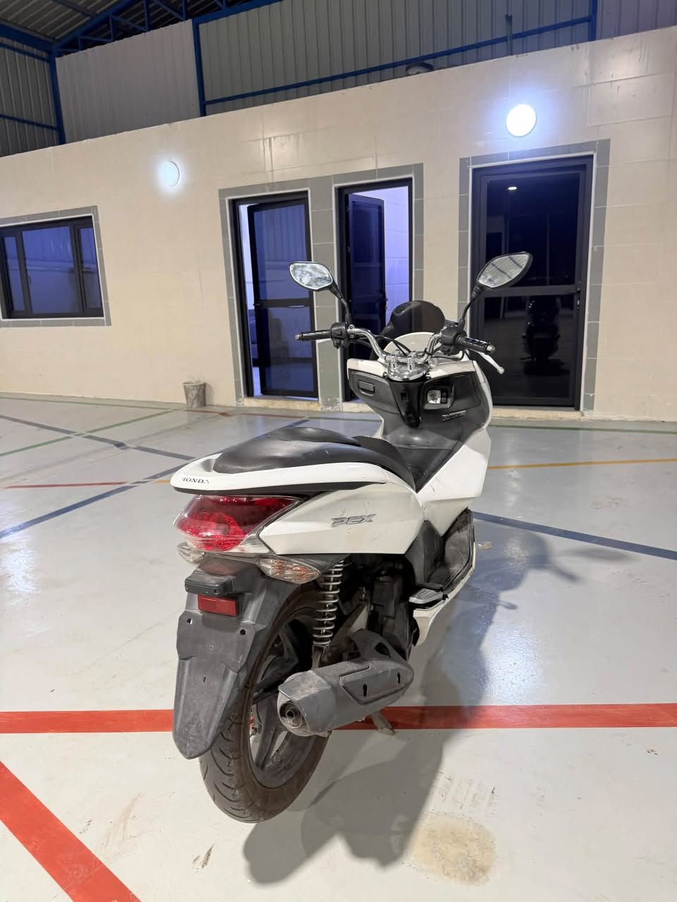 pcx جيل اول ياباني
معدل المشي 57 الف قبل سنة تقريباً نازلة رمبة
مكفولة مكينة والكفرات 
مكاني بغداد - مدينة الصدر 
السعر 13 ونص 
الهاتف : ***********
