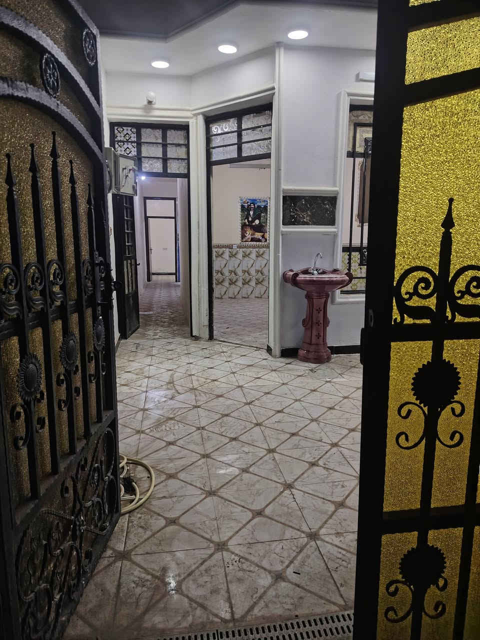 يا الله سلام عليكم بيت للبيع  مساحة ٩٠ متر يحتوي على استقبال وغرفتين نوم وصاله وخدمات  جاهز من كلشي سند ٢٥  كاتبك وي أبو الكاع .في منطقه بوب الشام شارع محطة ألغاز للستفسار الاتصال على الرقم ***********
